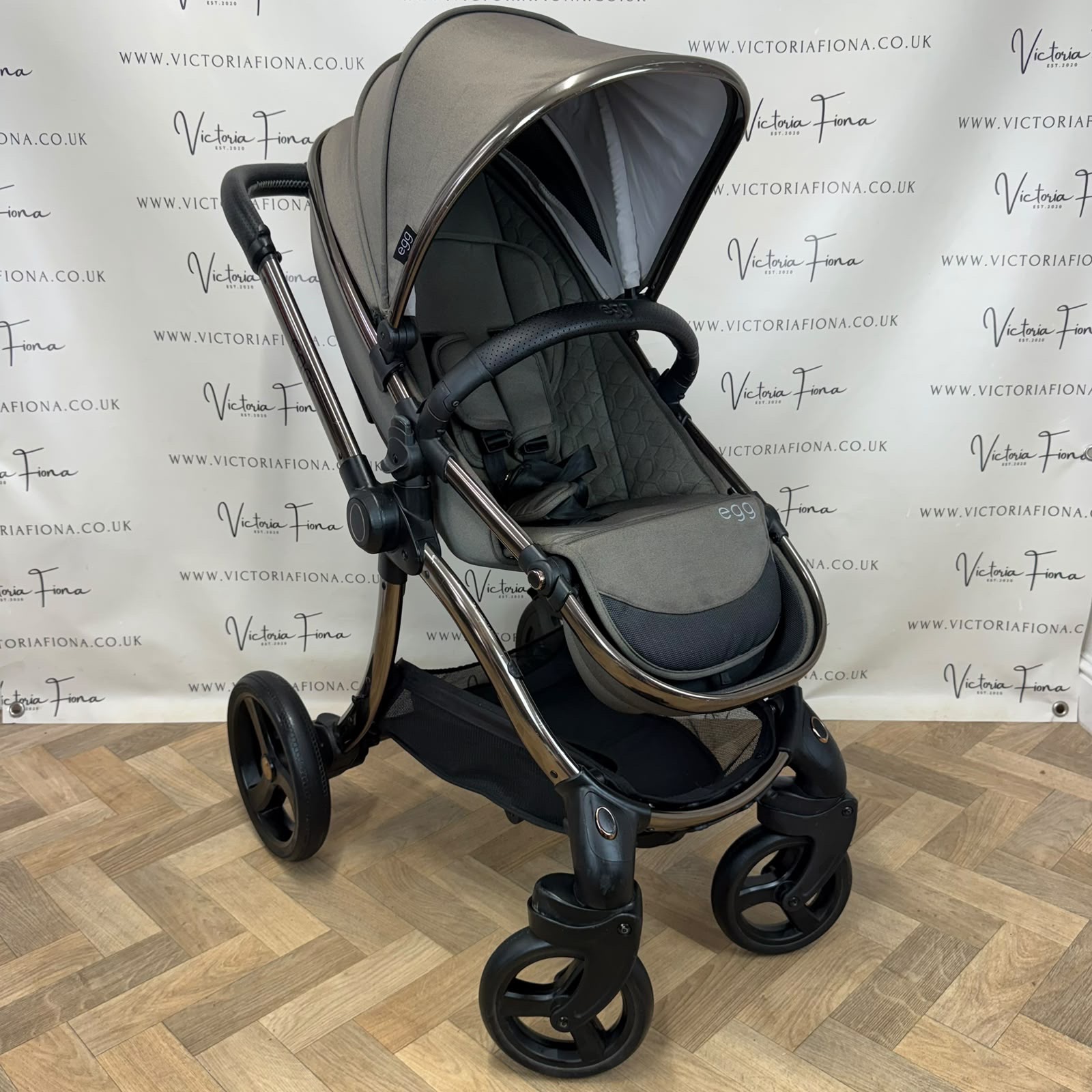 PRELOVED Egg 2 Pushchair & Carrycot - Hunter Green - Image 9