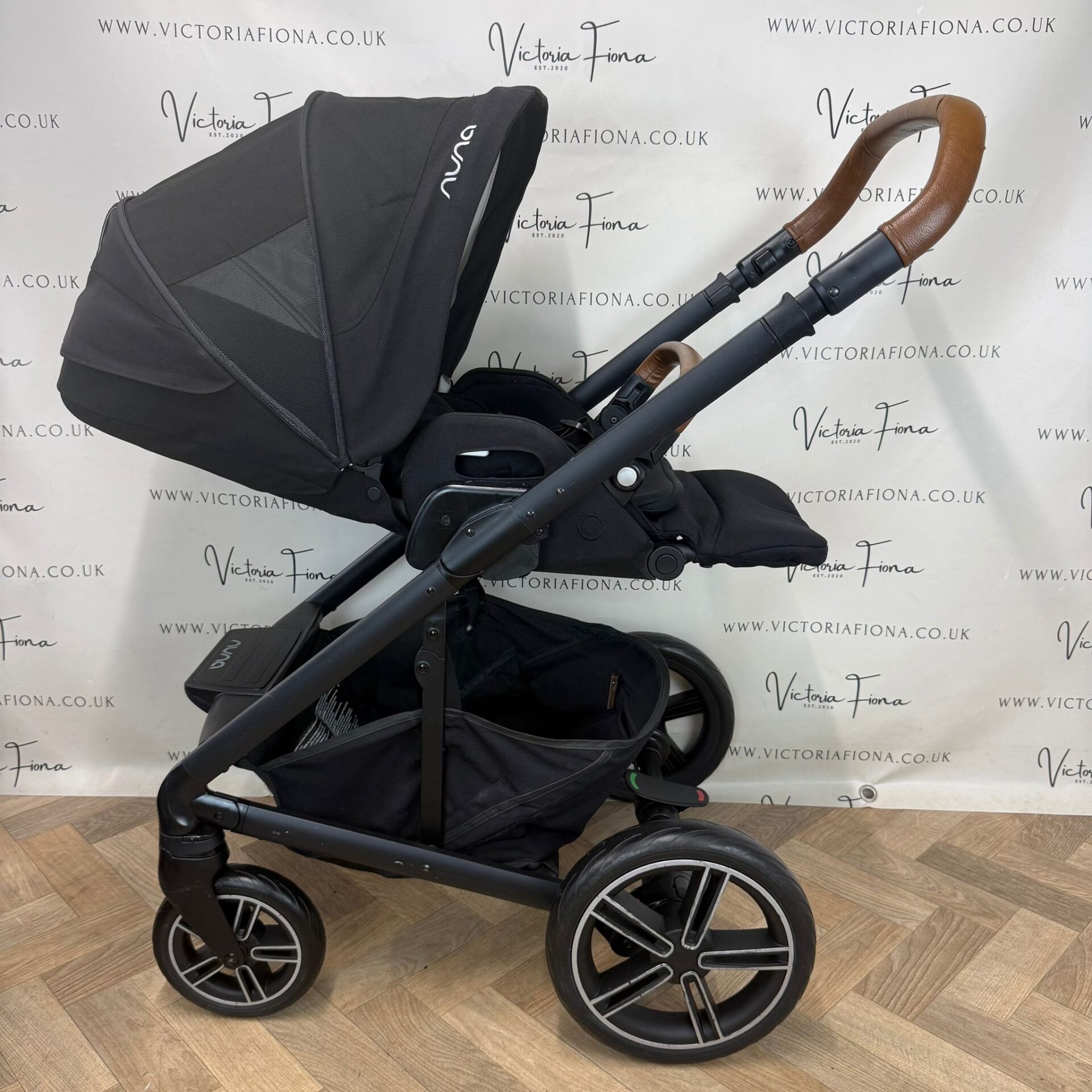 PRELOVED Nuna Mixx Carrycot & Pushchair - Caviar Black - Image 8