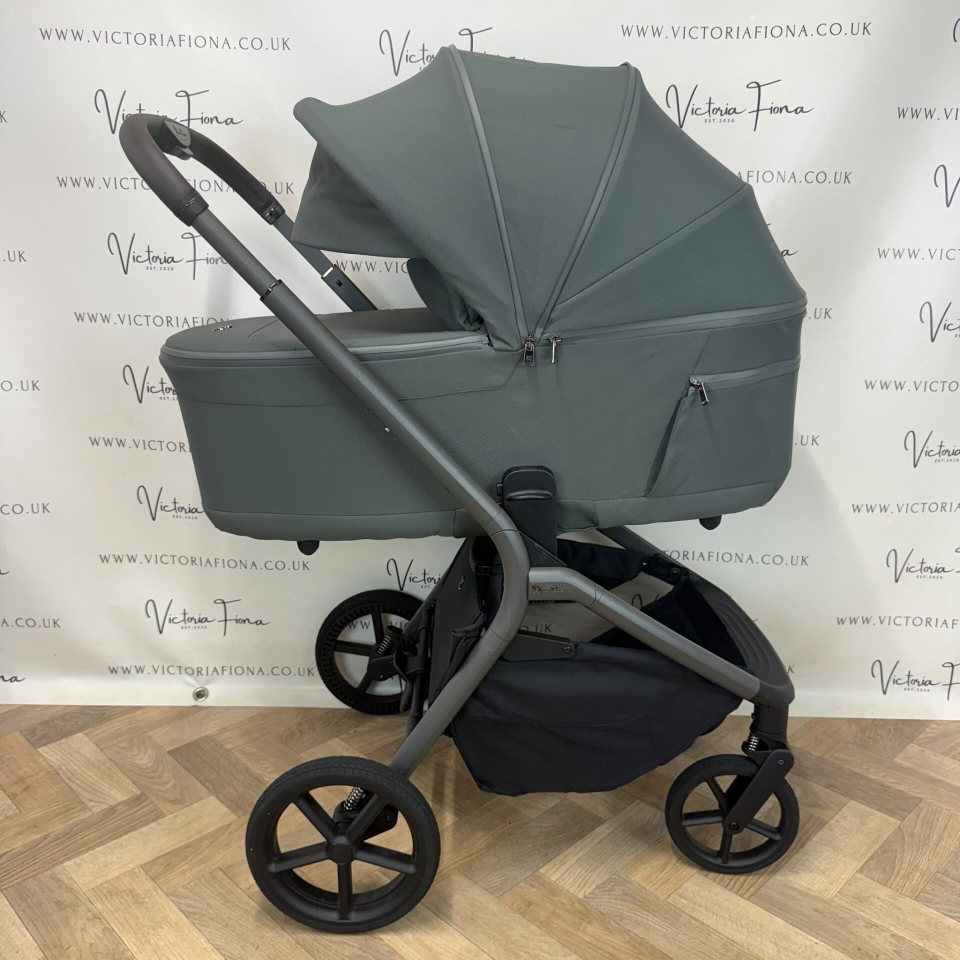 EX DISPLAY Silver Cross Breez Carrycot & Pushchair - Pewter - Image 4