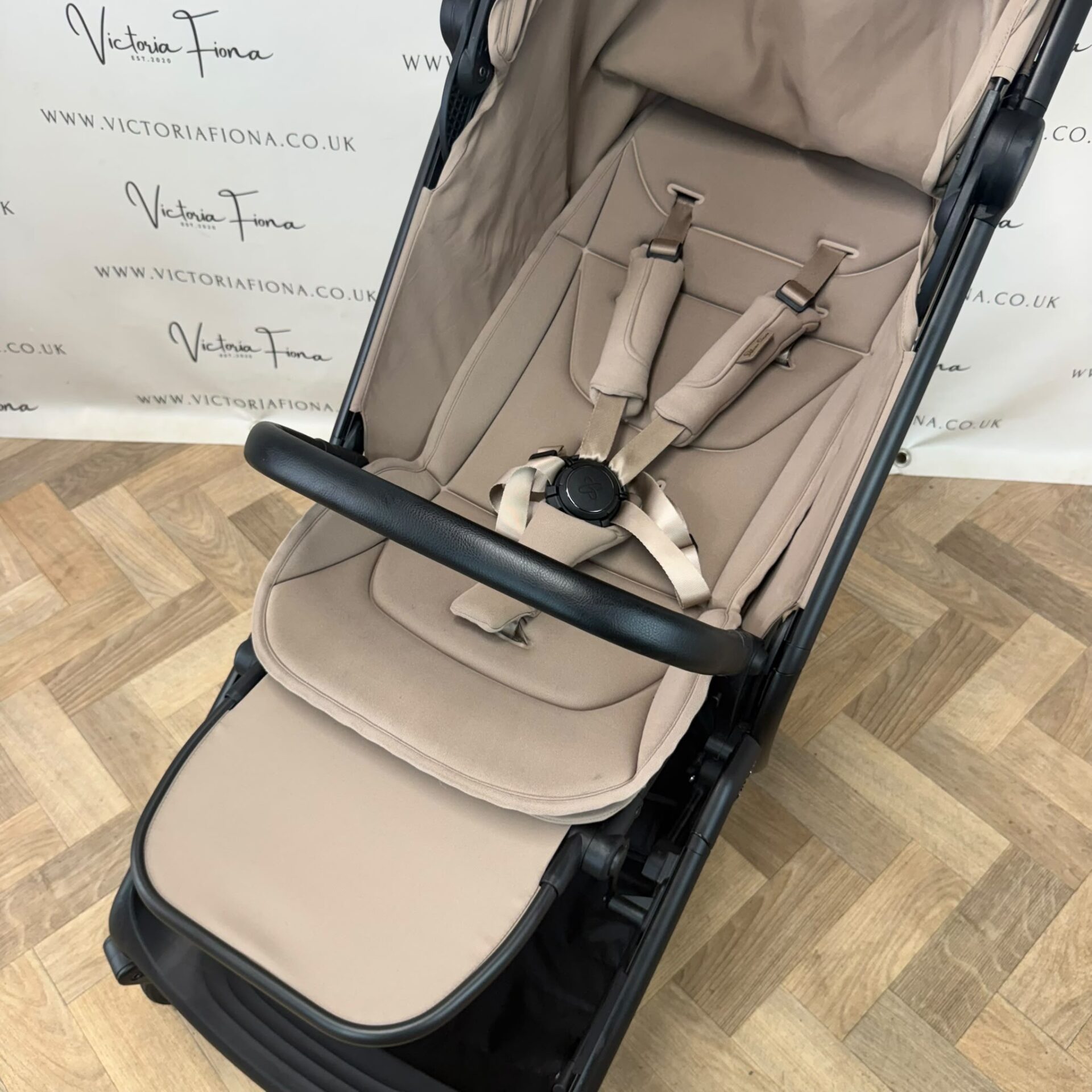 PRELOVED Silver Cross Nia - Cabin Approved Compact Stroller - Champagne - Image 4