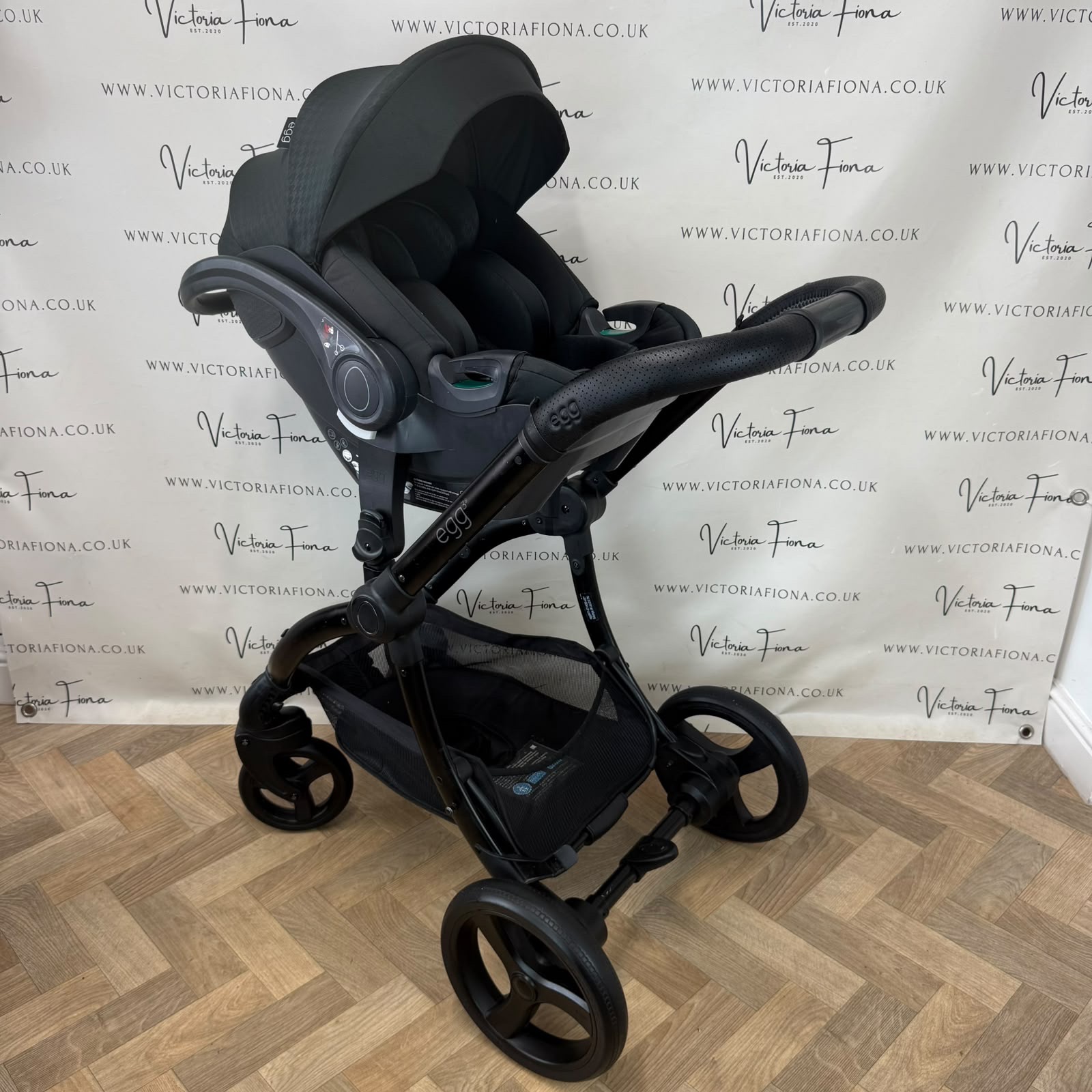 PRELOVED Egg 3 Pushchair, Carrycot & Car Seat - Houndstooth Black - Image 9