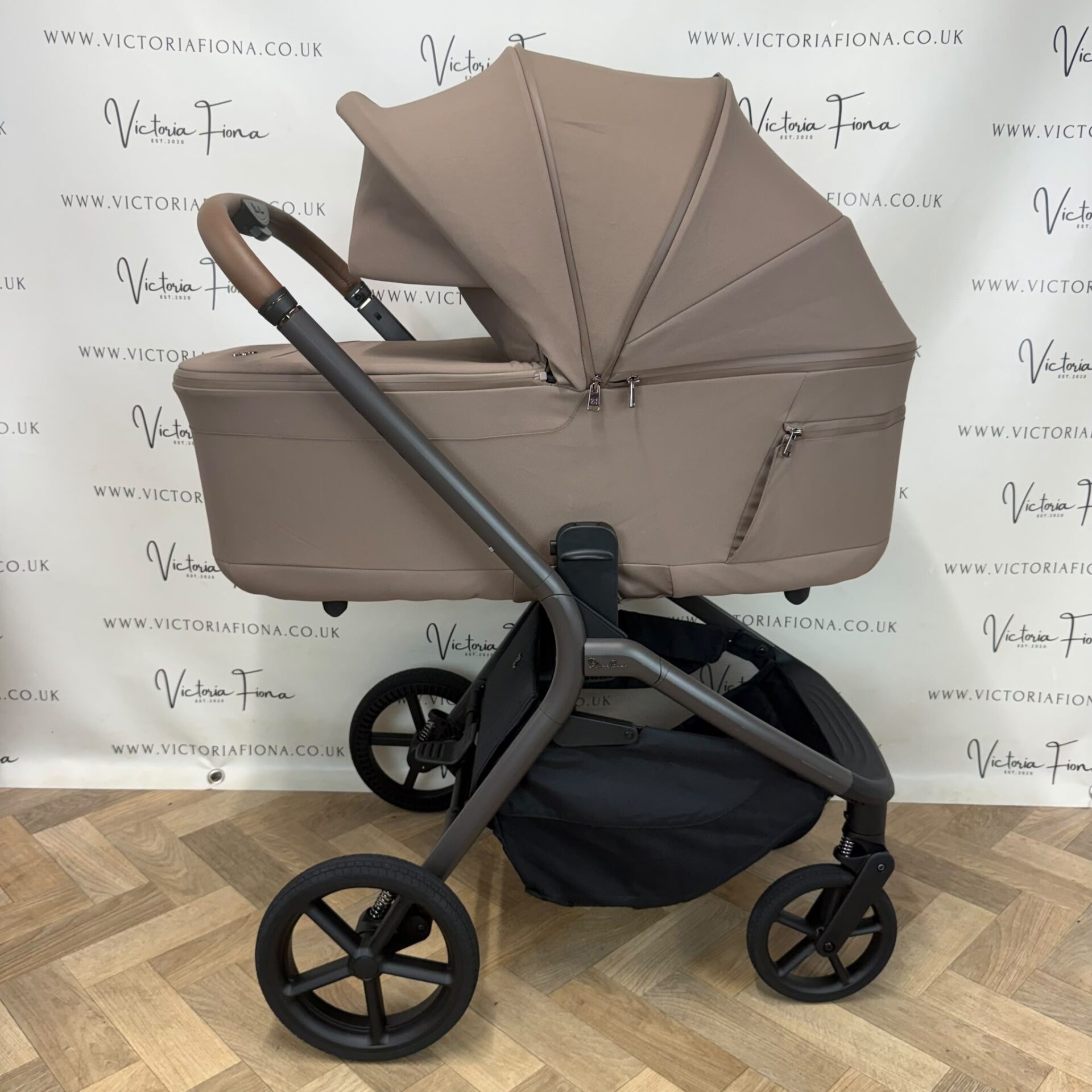 EX DISPLAY Silver Cross Breez Carrycot & Pushchair - Maple π - Image 2