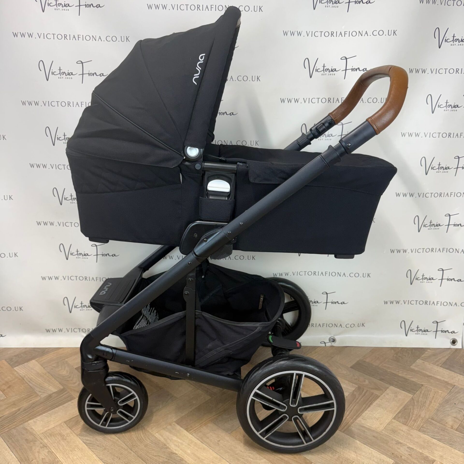 PRELOVED Nuna Mixx Carrycot & Pushchair - Caviar Black - Image 4
