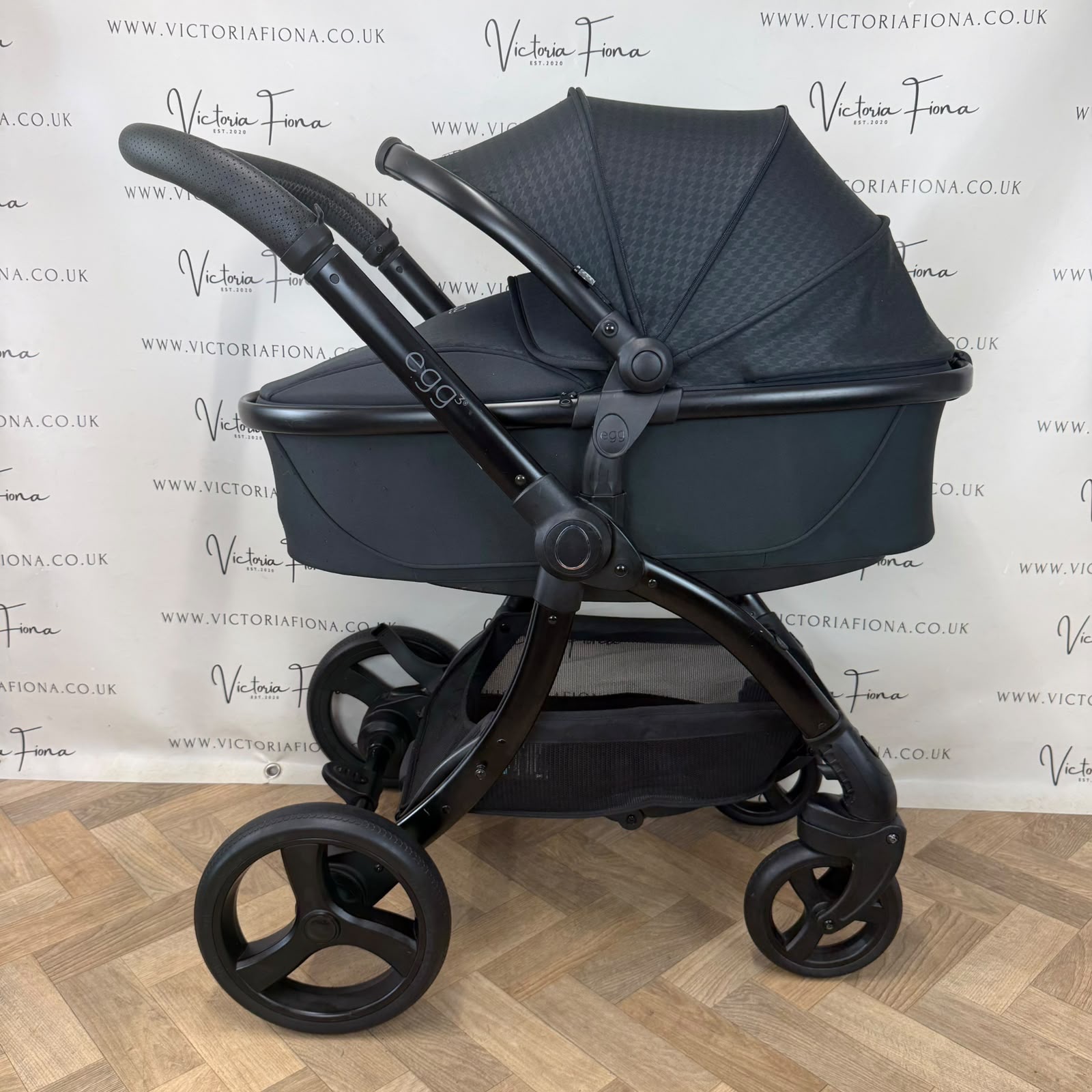PRELOVED Egg 3 Pushchair, Carrycot & Car Seat - Houndstooth Black - Image 4