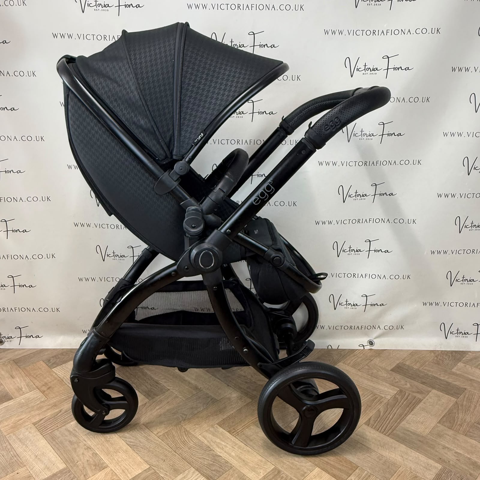 PRELOVED Egg 3 Pushchair, Carrycot & Car Seat - Houndstooth Black - Image 5