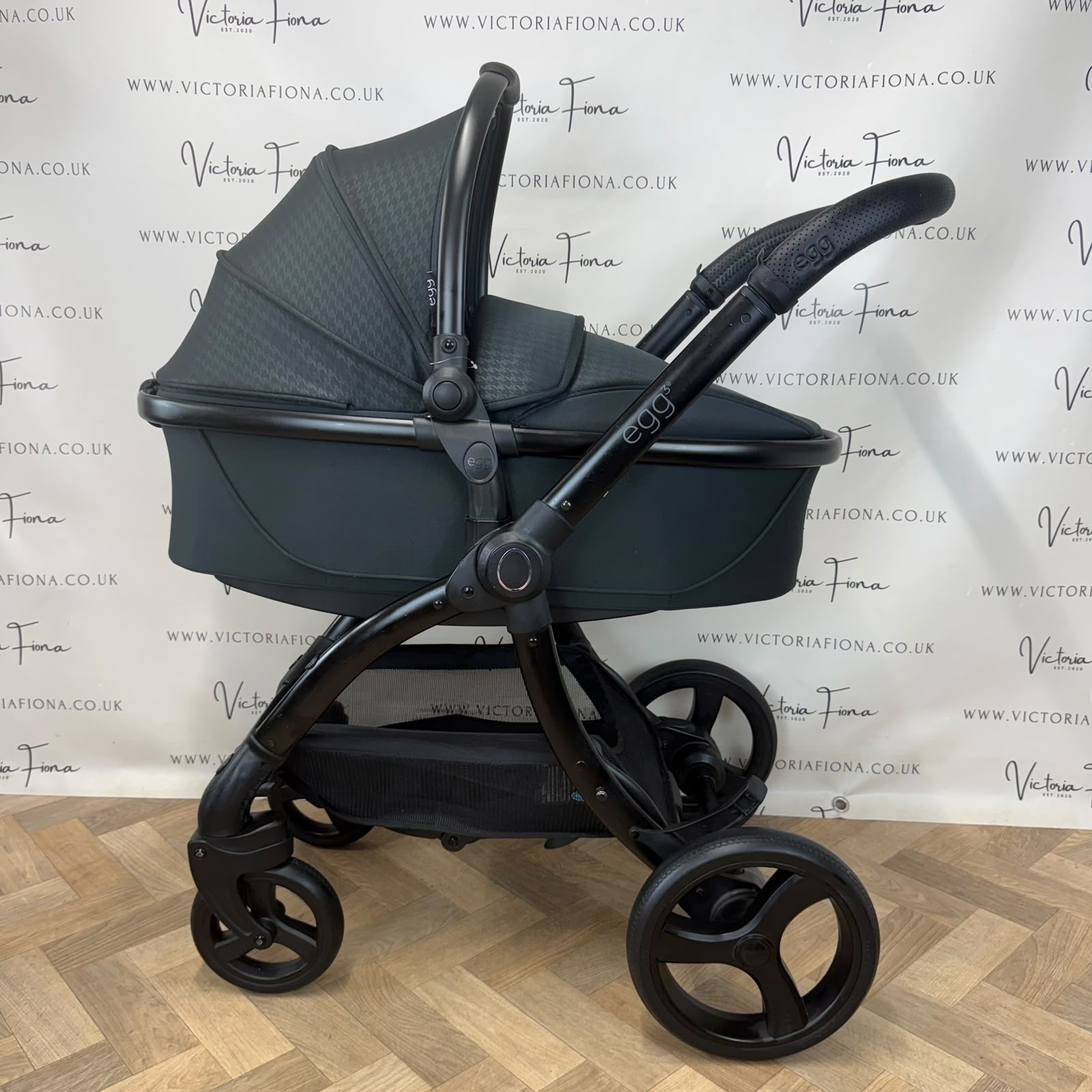 PRELOVED Egg 3 Pushchair, Carrycot & Car Seat - Houndstooth Black - Image 2