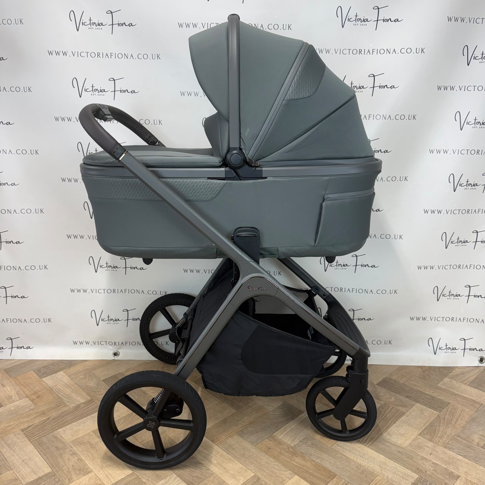 EX DISPLAY Silver Cross Cove 2 Carrycot & Pushchair - Pewter Green - Image 4