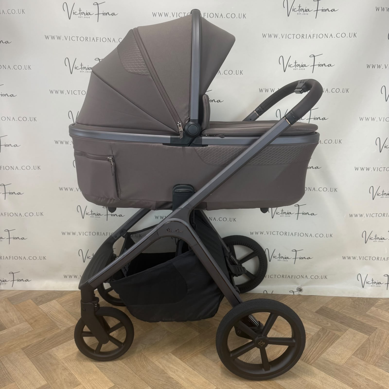 EX DISPLAY Silver Cross Cove 2 Carrycot & Pushchair - Chocolate - Image 2