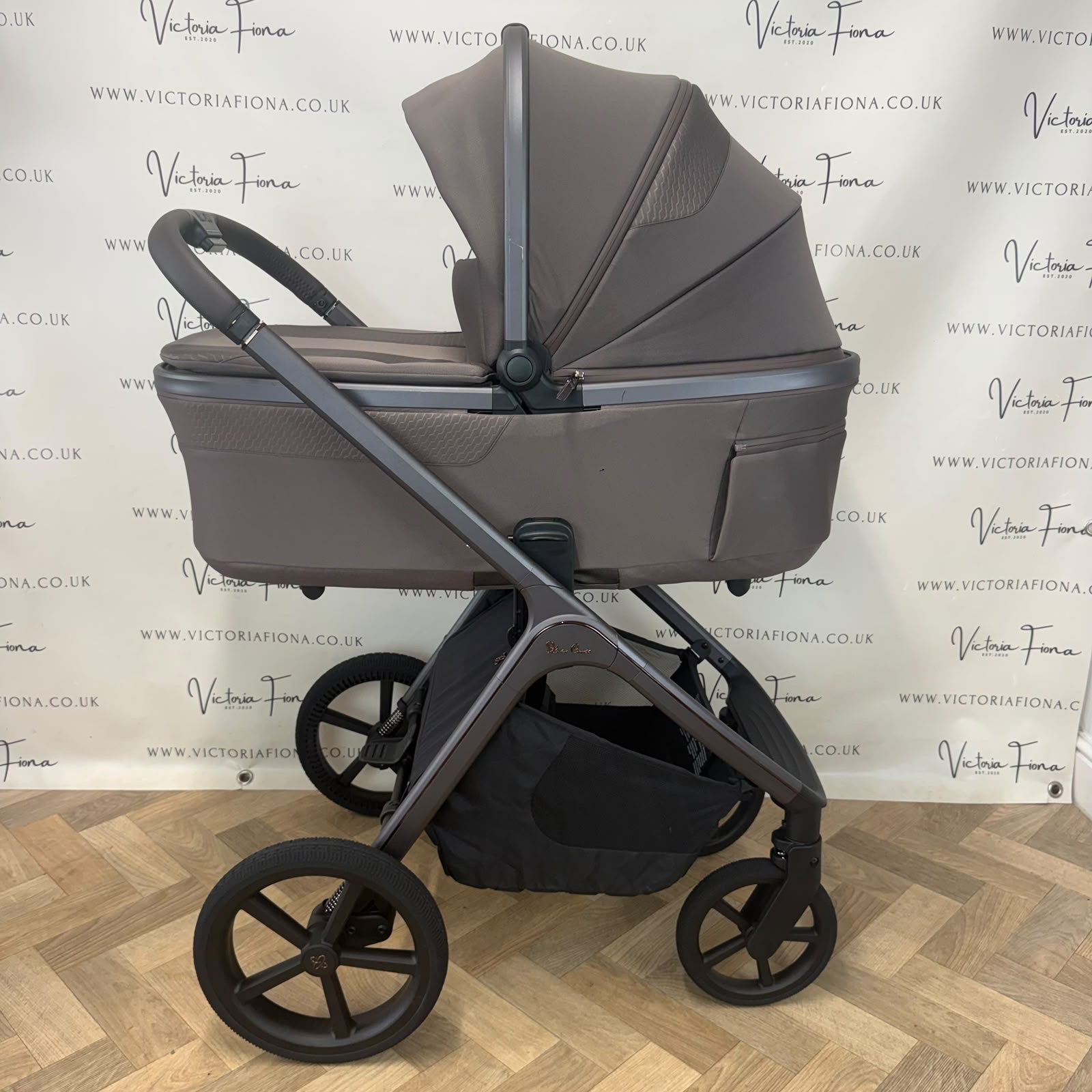 EX DISPLAY Silver Cross Cove 2 Carrycot & Pushchair - Chocolate - Image 4