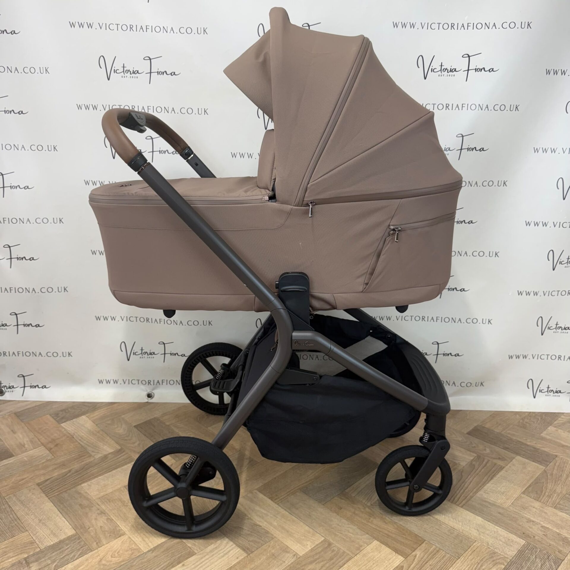 EX DISPLAY Silver Cross Breez Carrycot & Pushchair - Maple - Image 4