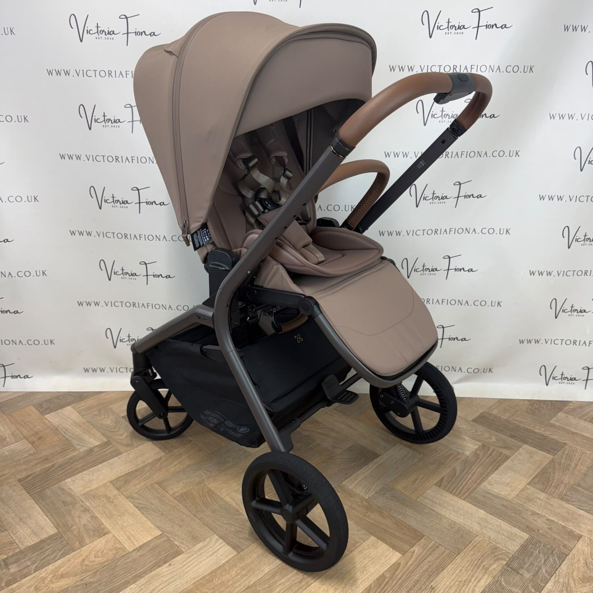 EX DISPLAY Silver Cross Breez Carrycot & Pushchair - Maple - Image 6