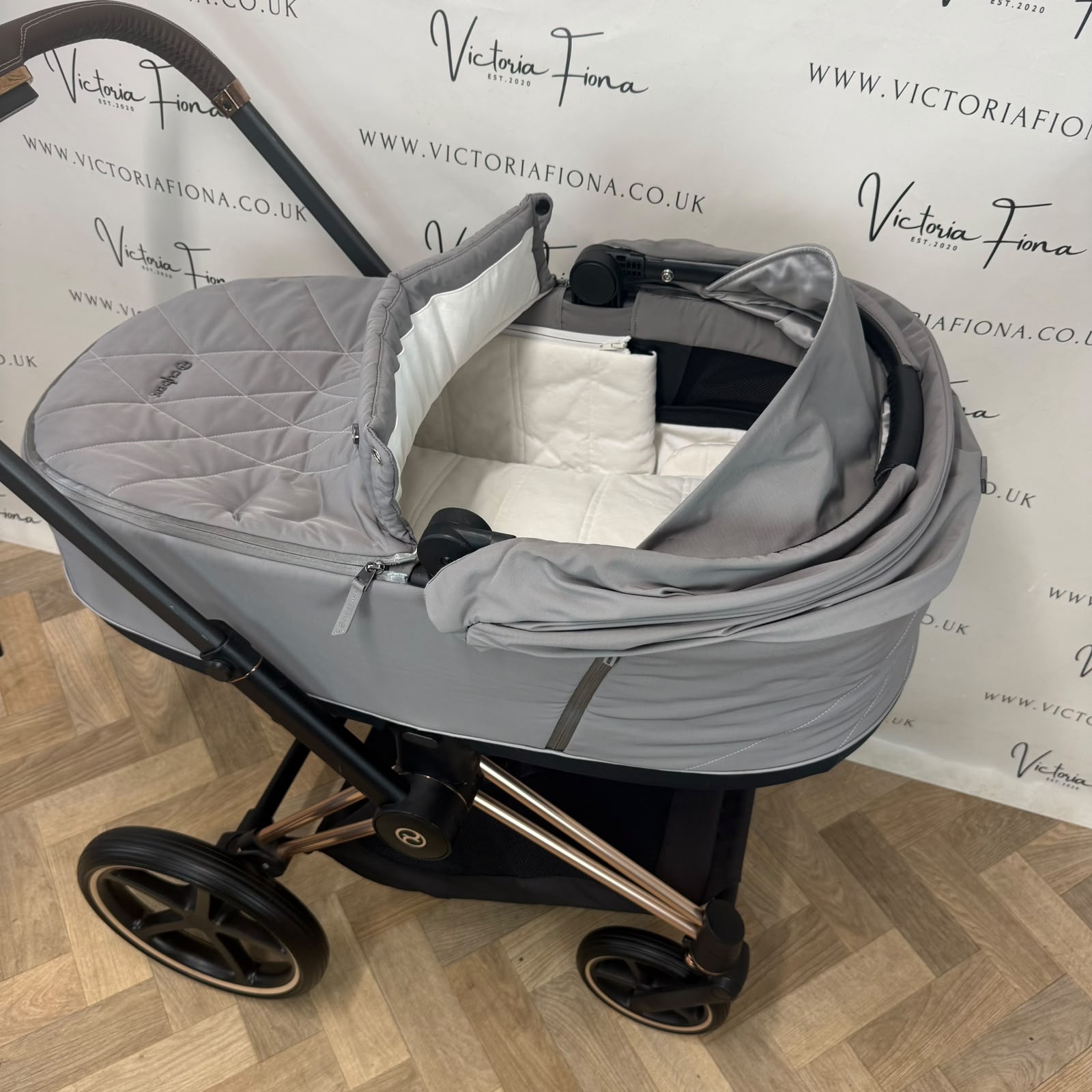 PRELOVED Cybex Priam Carrycot & Pushchair - Soho Grey - Image 5