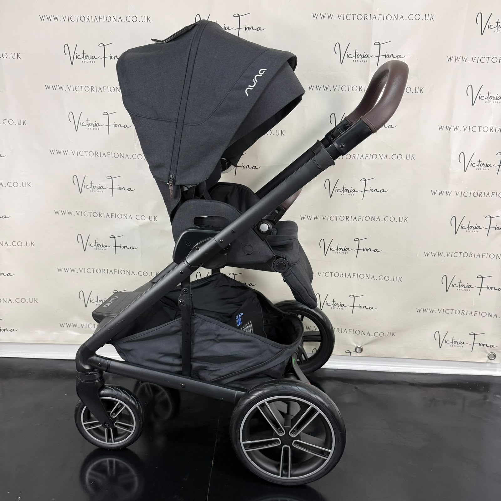 PRELOVED Nuna Mixx Next Carrycot & Pushchair with 360 spin Lie Flat Car Seat & Isofix - Caviar - Image 4