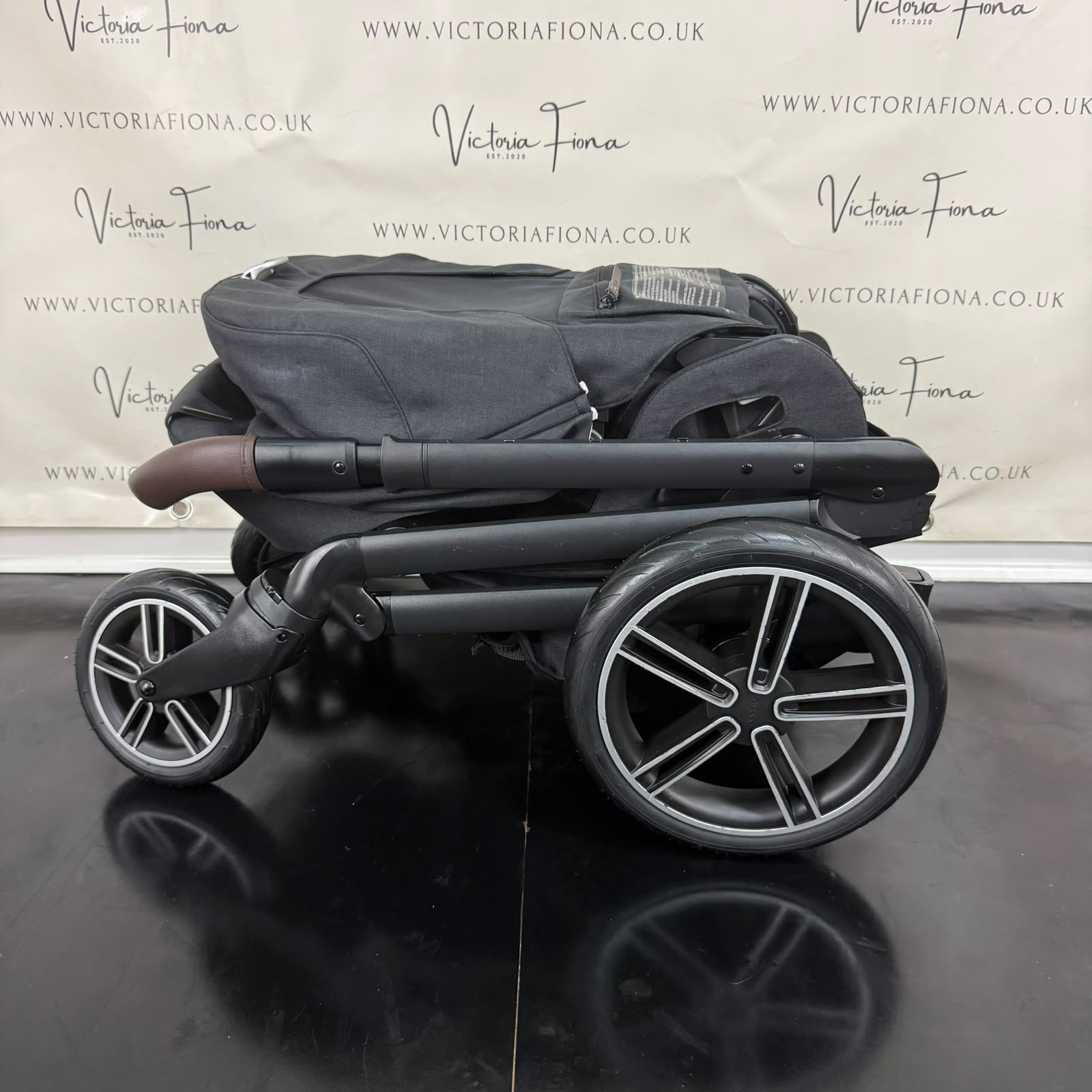 PRELOVED Nuna Mixx Next Carrycot & Pushchair with 360 spin Lie Flat Car Seat & Isofix - Caviar - Image 10