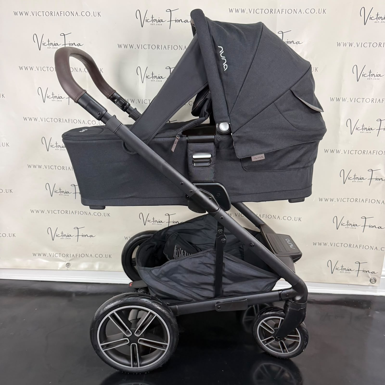 PRELOVED Nuna Mixx Next Carrycot & Pushchair with 360 spin Lie Flat Car Seat & Isofix - Caviar - Image 3
