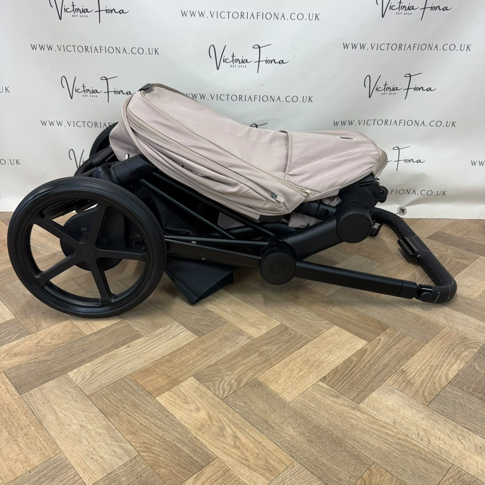PRELOVED Cybex e-Priam Carrycot & Pushchair - Cozy Beige - Image 9