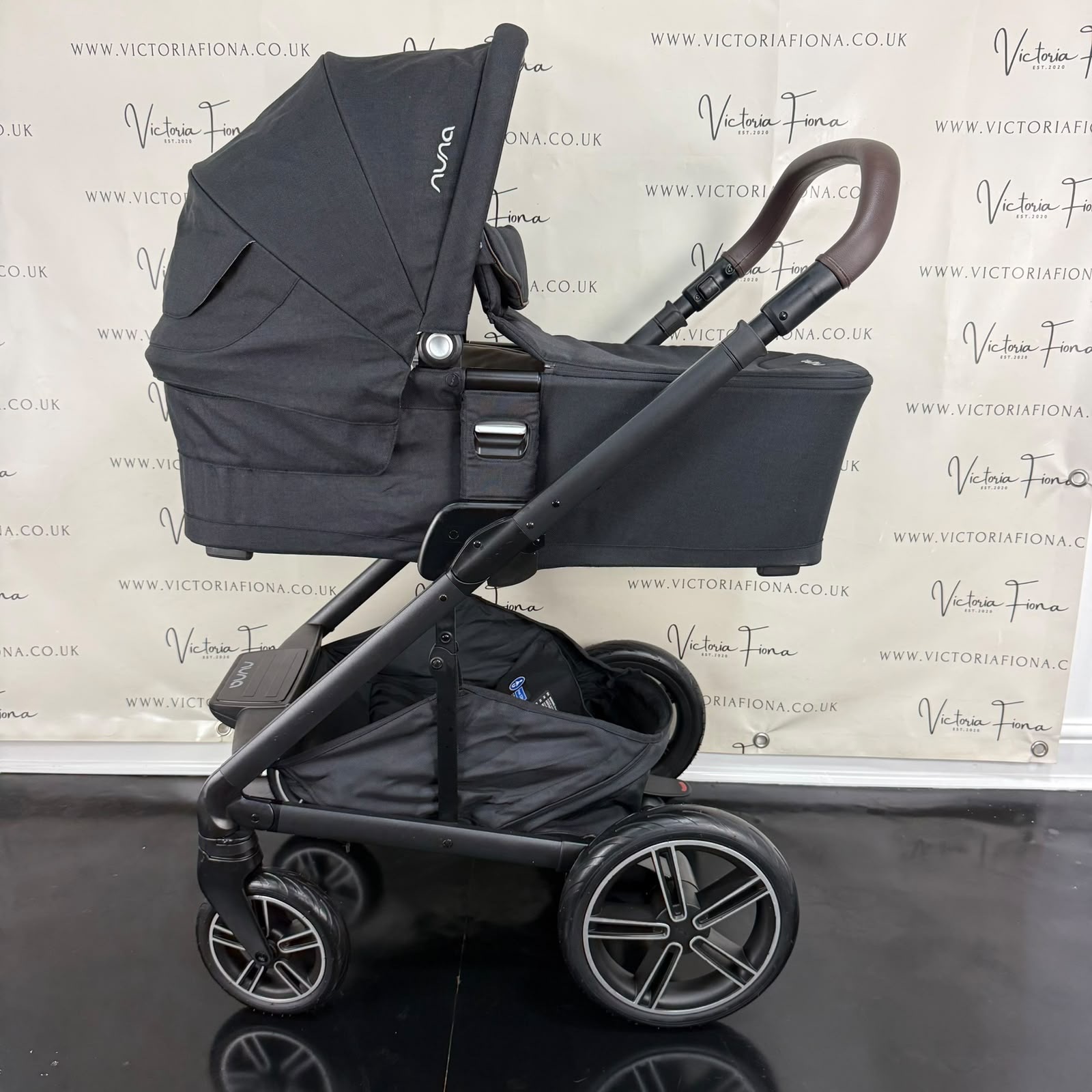 PRELOVED Nuna Mixx Next Carrycot & Pushchair with 360 spin Lie Flat Car Seat & Isofix - Caviar - Image 2
