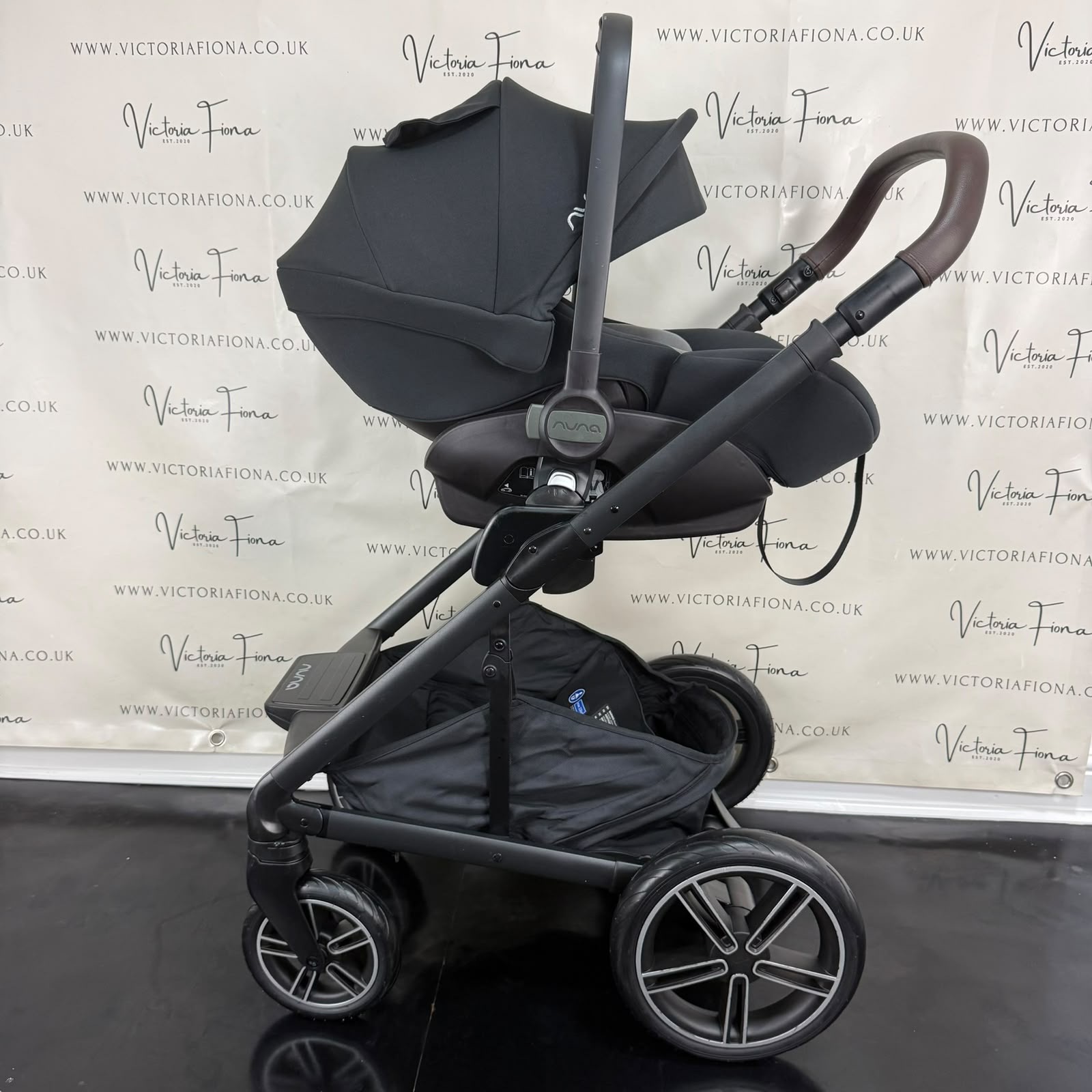 PRELOVED Nuna Mixx Next Carrycot & Pushchair with 360 spin Lie Flat Car Seat & Isofix - Caviar - Image 8
