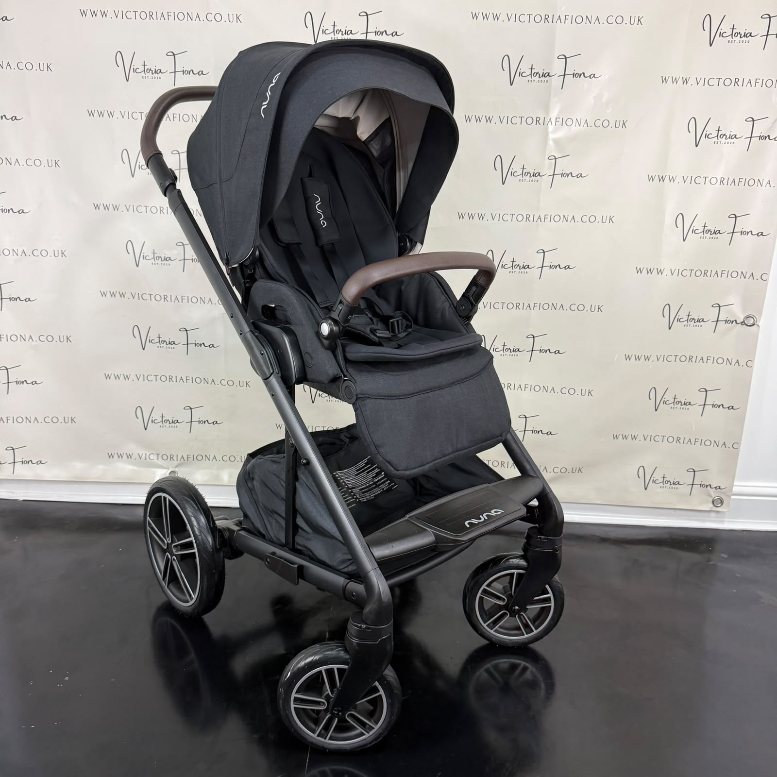 PRELOVED Nuna Mixx Next Carrycot & Pushchair with 360 spin Lie Flat Car Seat & Isofix - Caviar - Image 7
