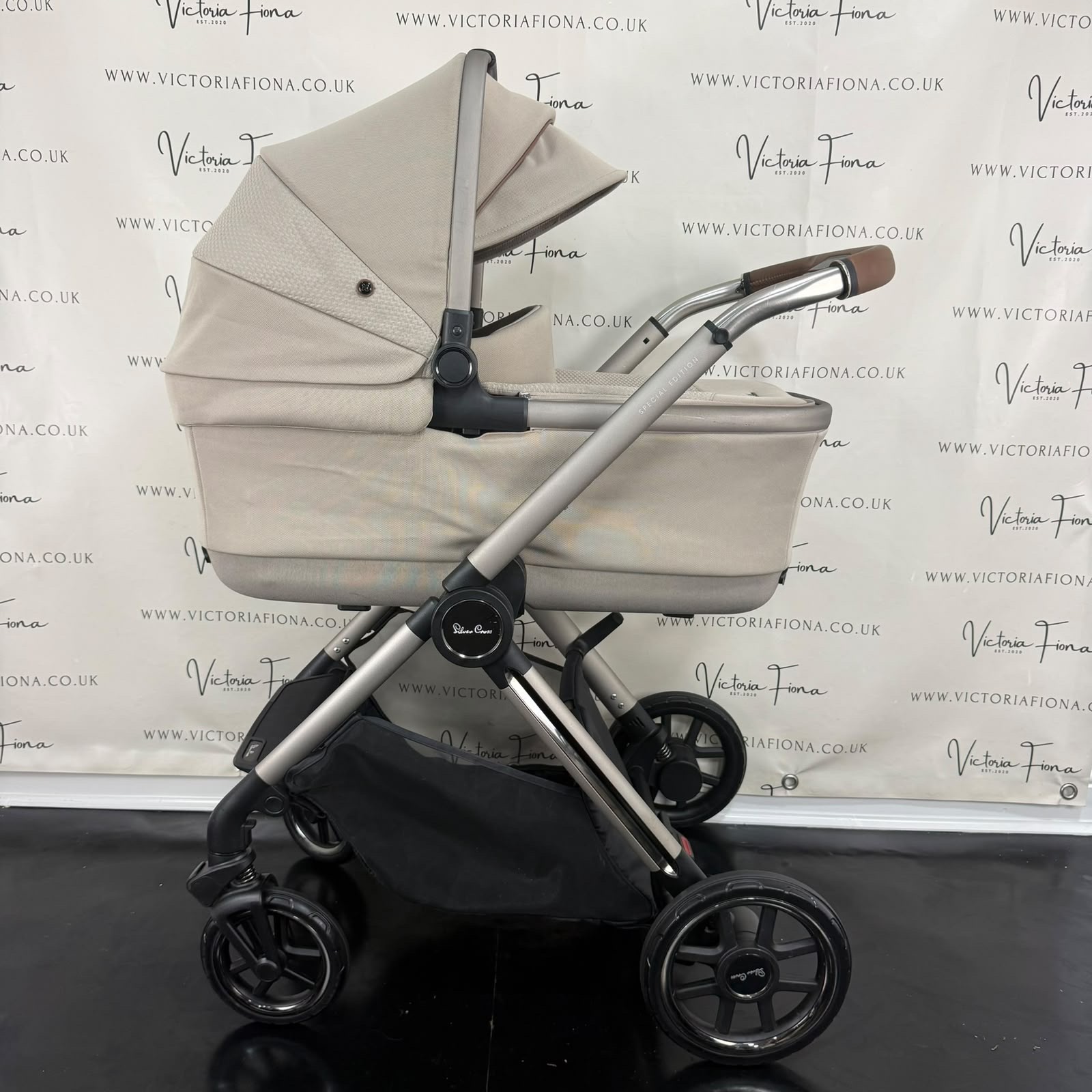 PRELOVED Silver Cross Reef 2 Carrycot & Pushchair with Dream Car Seat & Isofix - Frappe - Image 4
