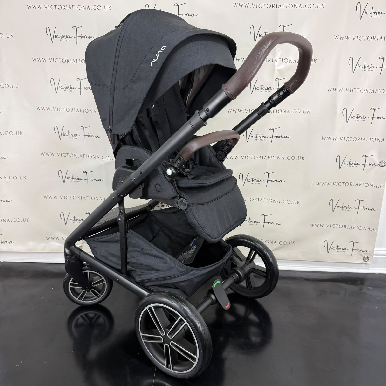 PRELOVED Nuna Mixx Next Carrycot & Pushchair with 360 spin Lie Flat Car Seat & Isofix - Caviar - Image 6