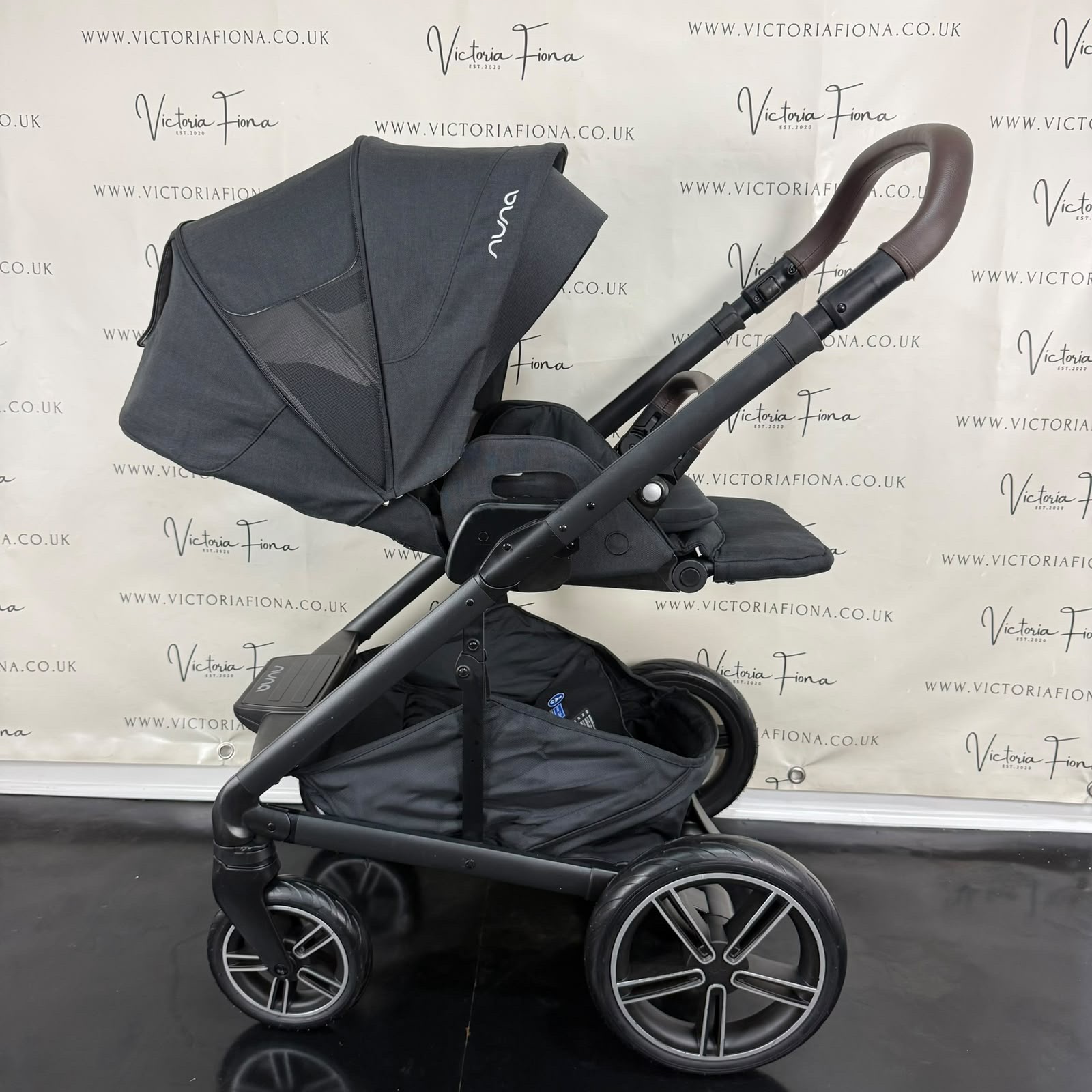 PRELOVED Nuna Mixx Next Carrycot & Pushchair with 360 spin Lie Flat Car Seat & Isofix - Caviar - Image 5
