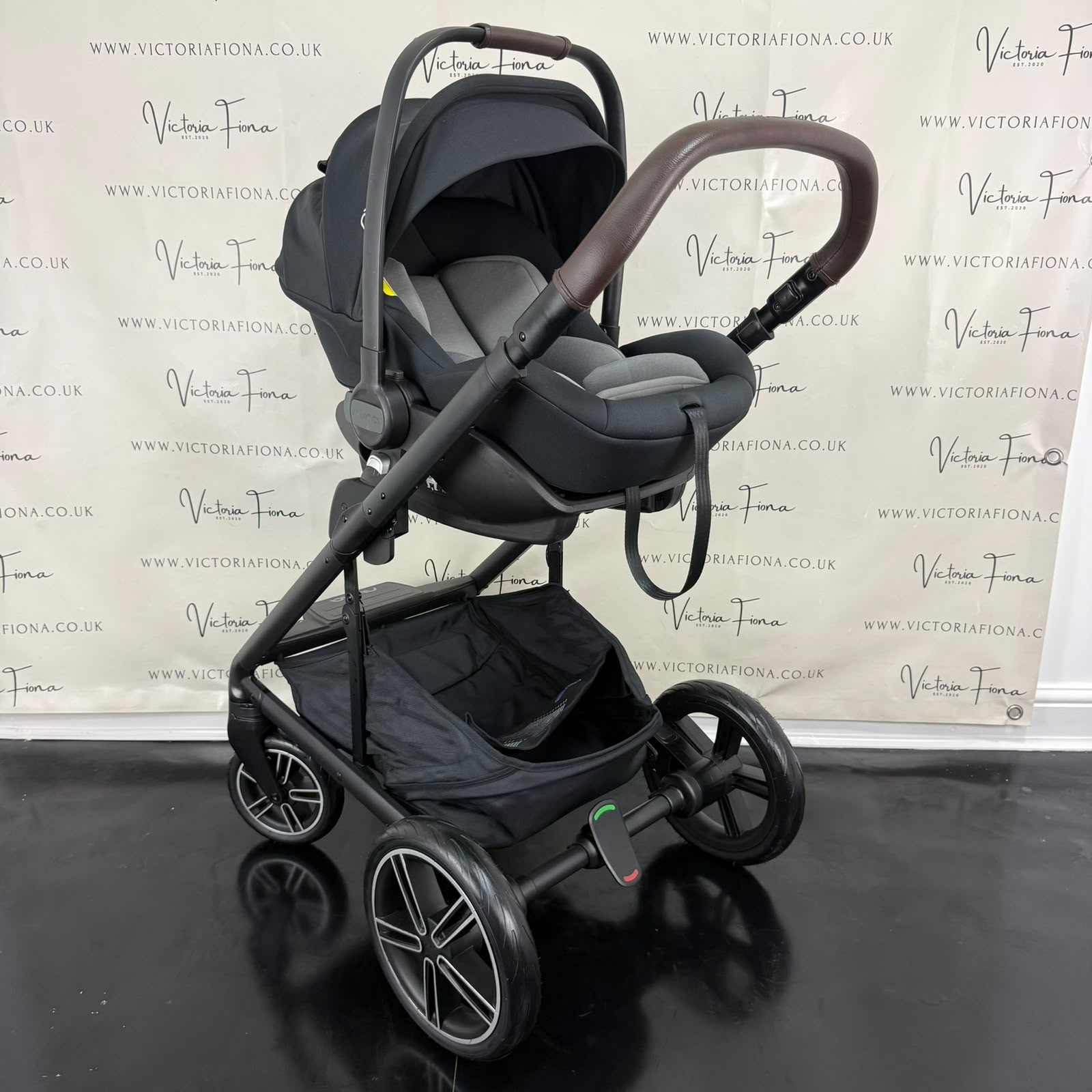 PRELOVED Nuna Mixx Next Carrycot & Pushchair with 360 spin Lie Flat Car Seat & Isofix - Caviar - Image 9