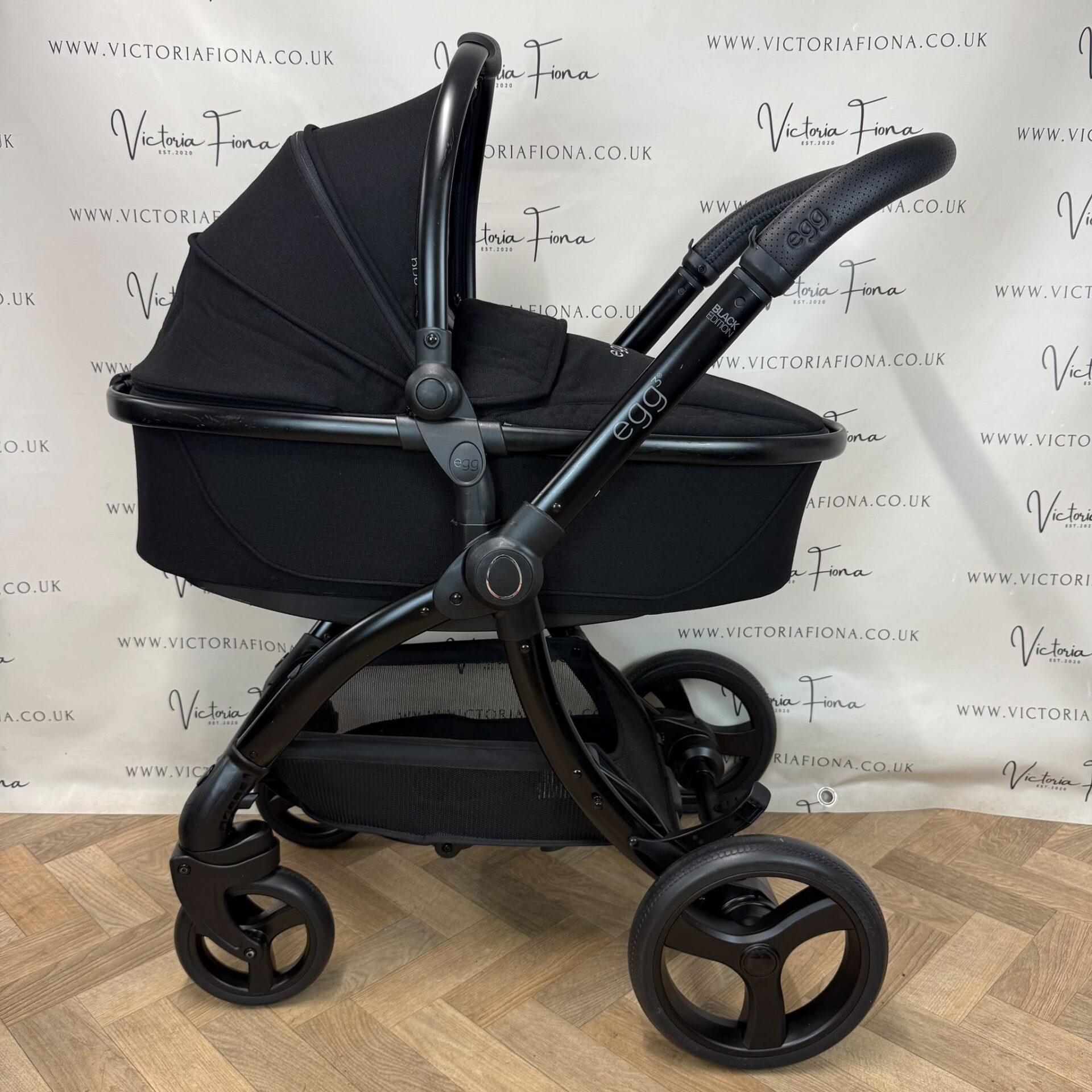 PRELOVED Egg 3 Pushchair & Carrycot with Car Seat & Isofix - Black Edition - Image 2