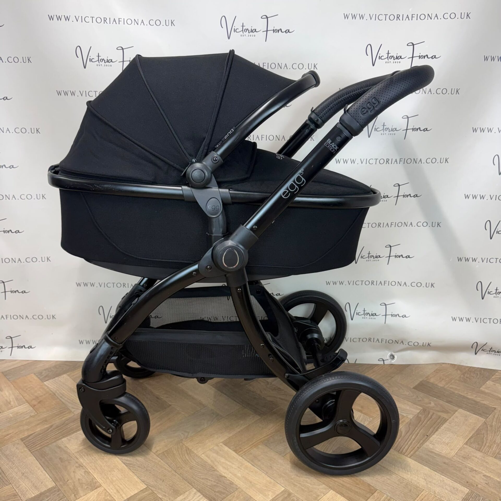 PRELOVED Egg 3 Pushchair & Carrycot with Car Seat & Isofix - Black Edition - Image 3
