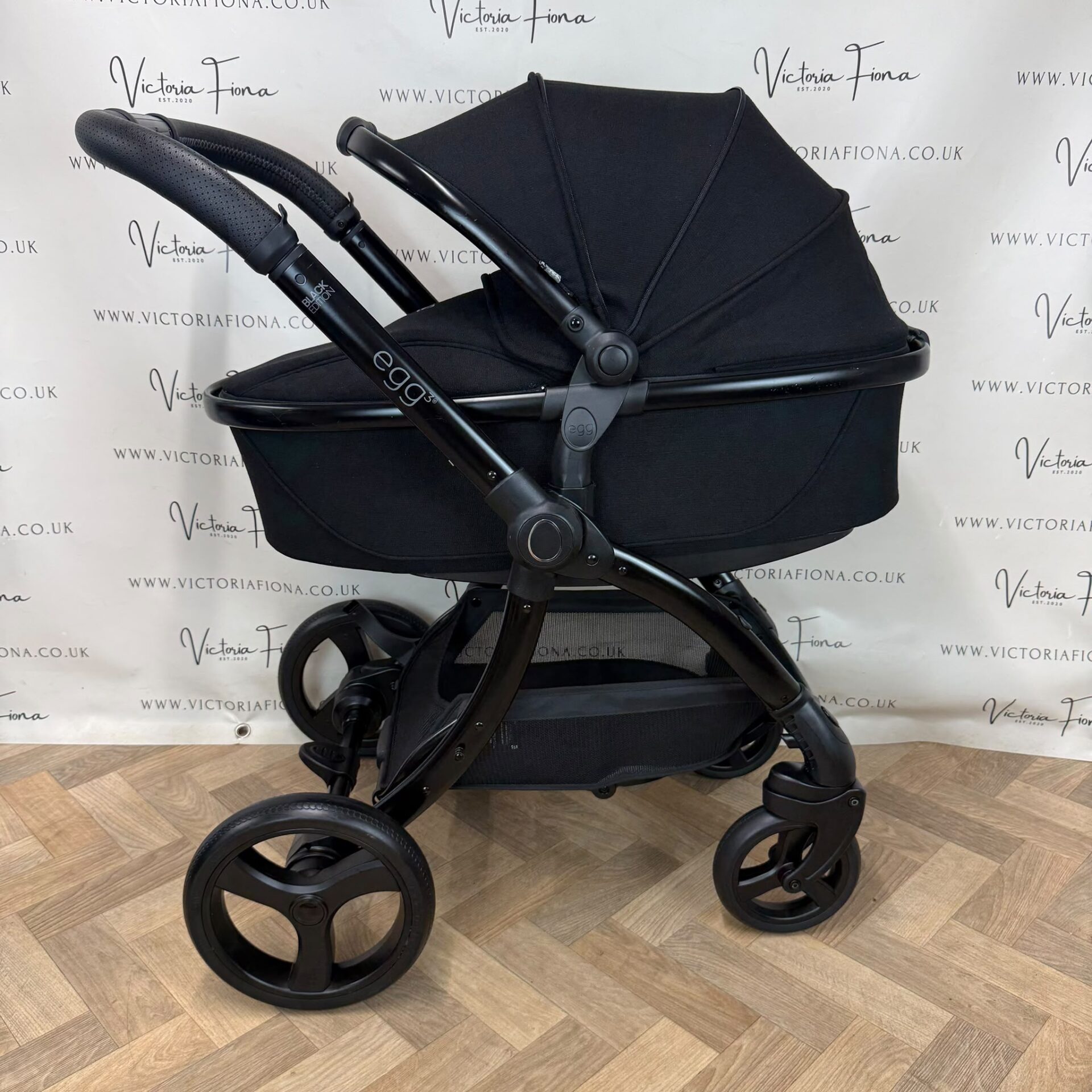 PRELOVED Egg 3 Pushchair & Carrycot with Car Seat & Isofix - Black Edition - Image 4