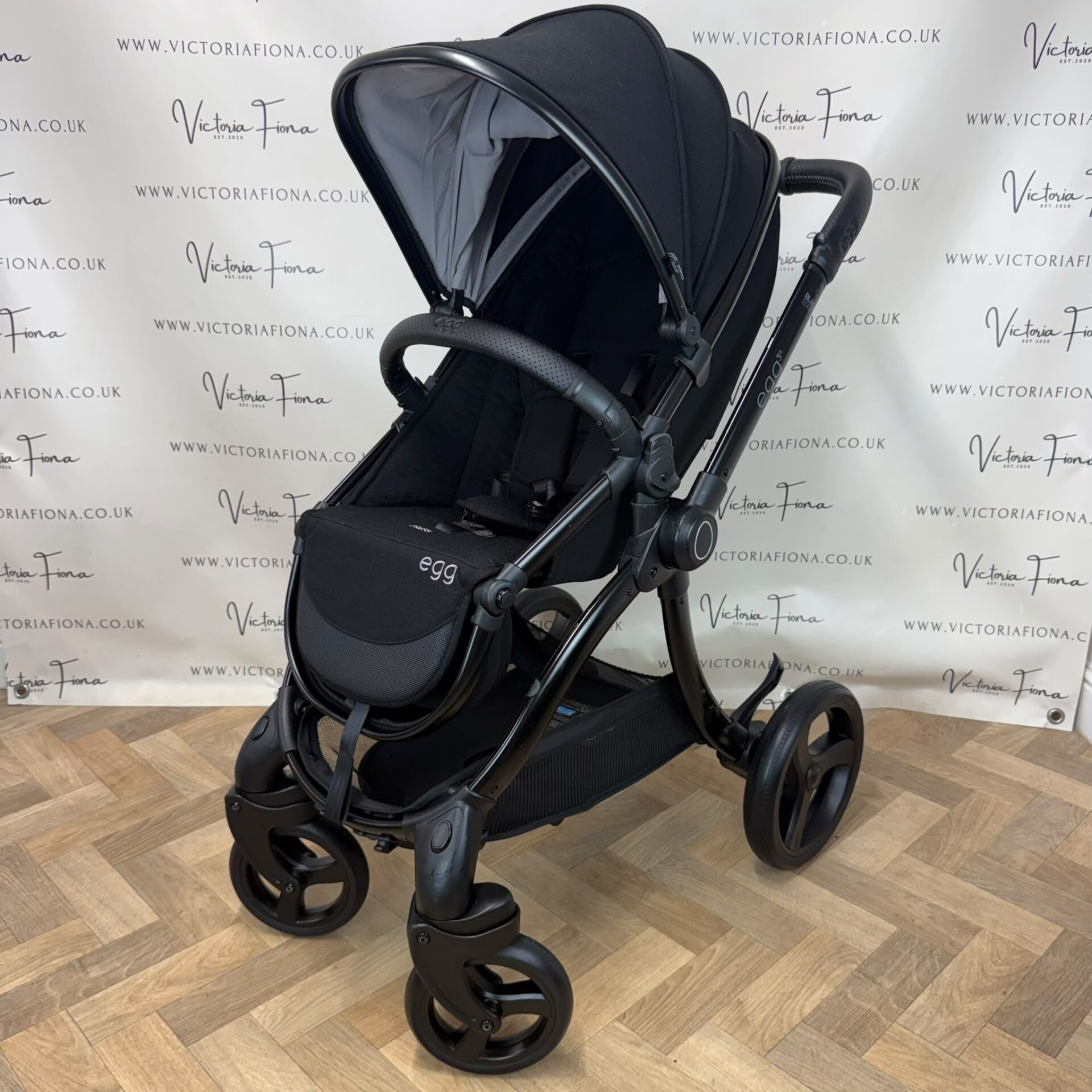 PRELOVED Egg 3 Pushchair & Carrycot with Car Seat & Isofix - Black Edition - Image 8