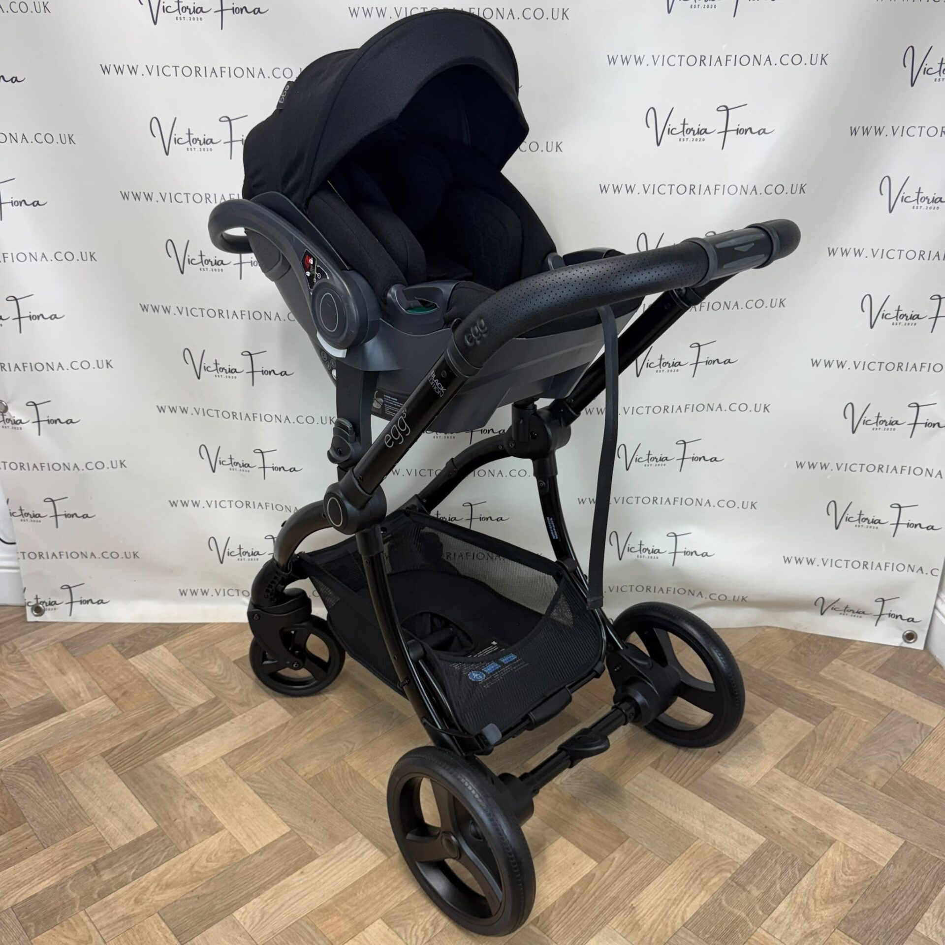PRELOVED Egg 3 Pushchair & Carrycot with Car Seat & Isofix - Black Edition - Image 9