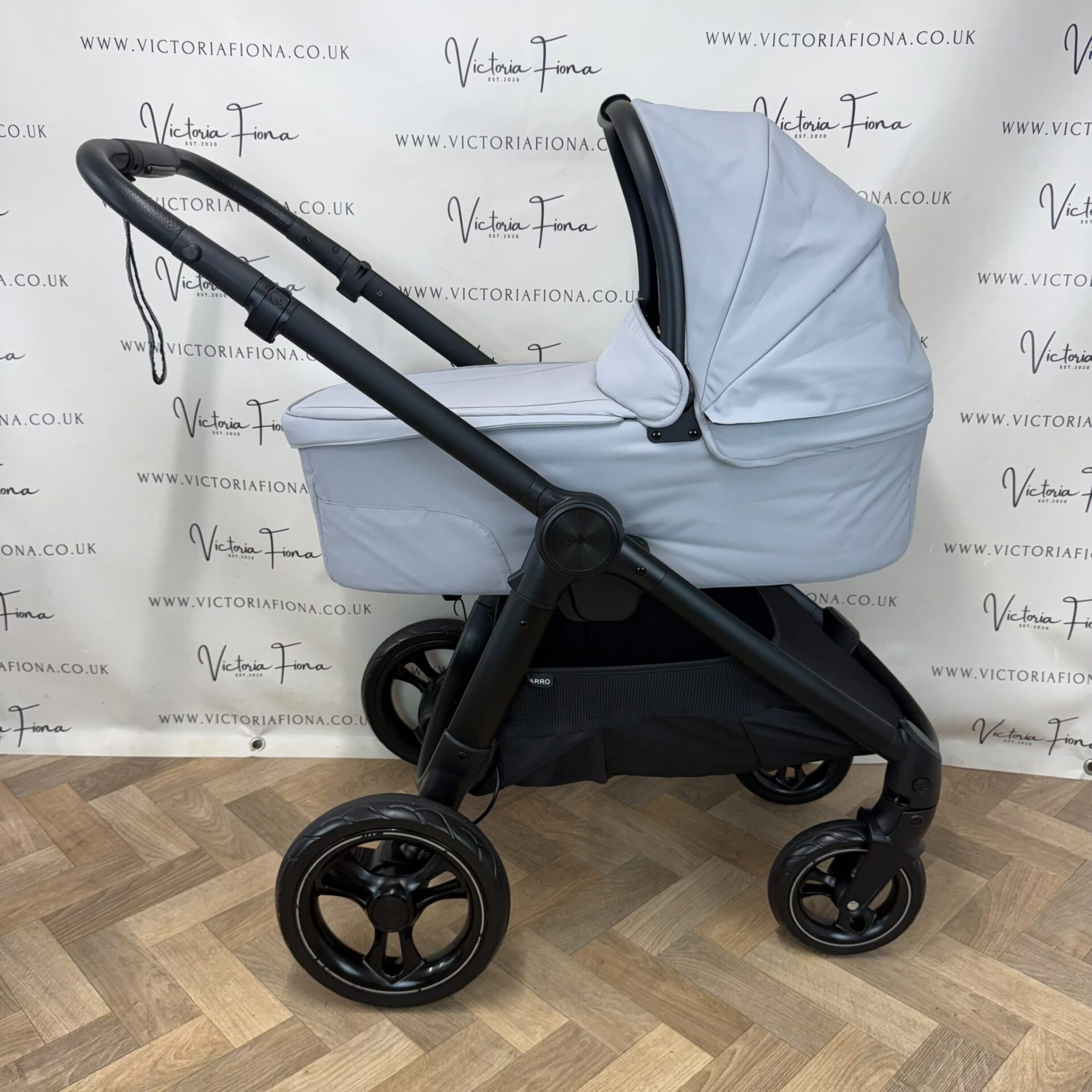 PRELOVED Mamas & Papas Ocarro Carrycot & Pushchair - Flint Grey - Image 4