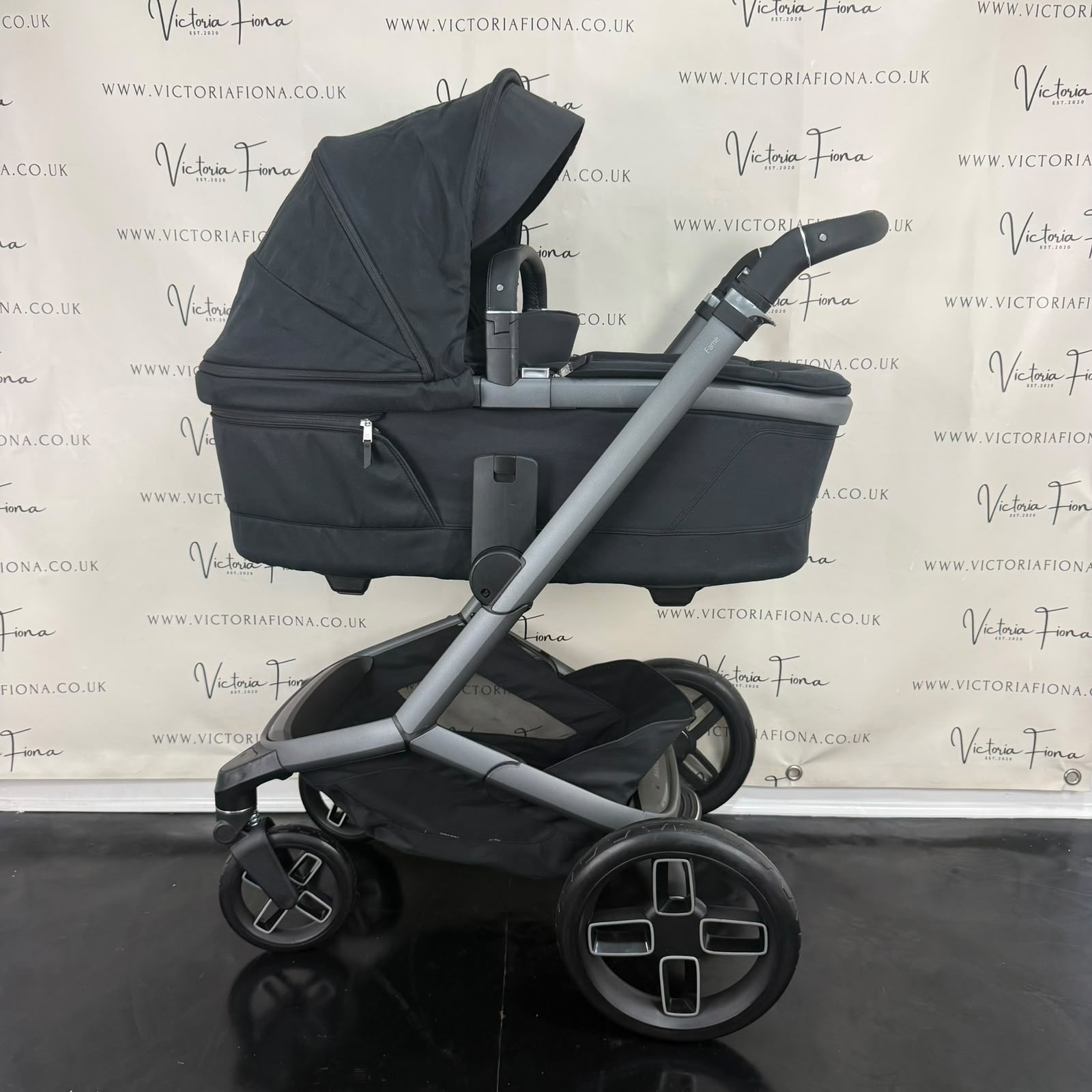 PRELOVED Maxi Cosi Fame Carrycot & Pushchair - Black - Image 2