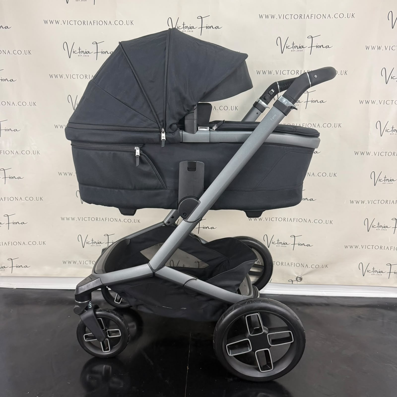 PRELOVED Maxi Cosi Fame Carrycot & Pushchair - Black - Image 3