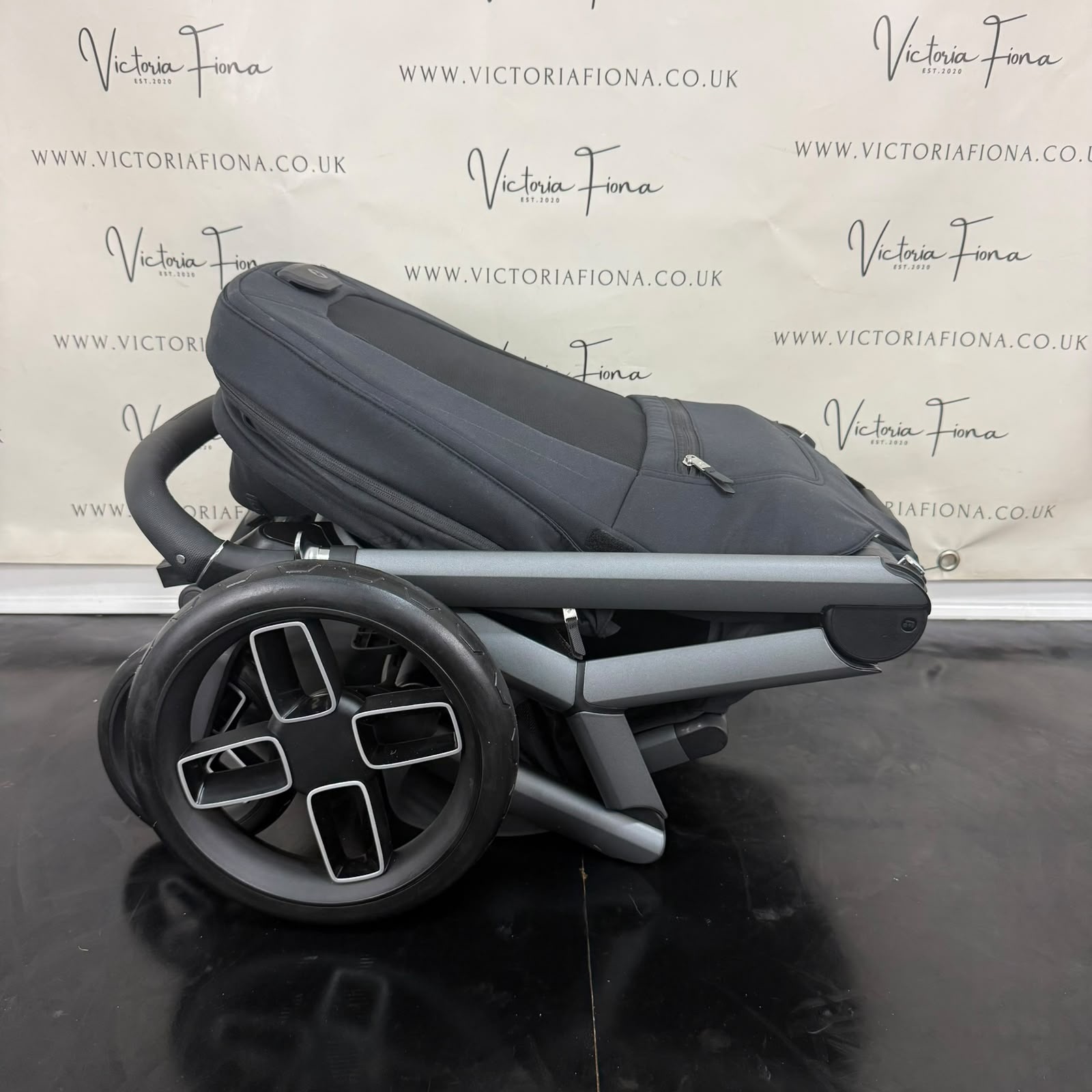 PRELOVED Maxi Cosi Fame Carrycot & Pushchair - Black - Image 10