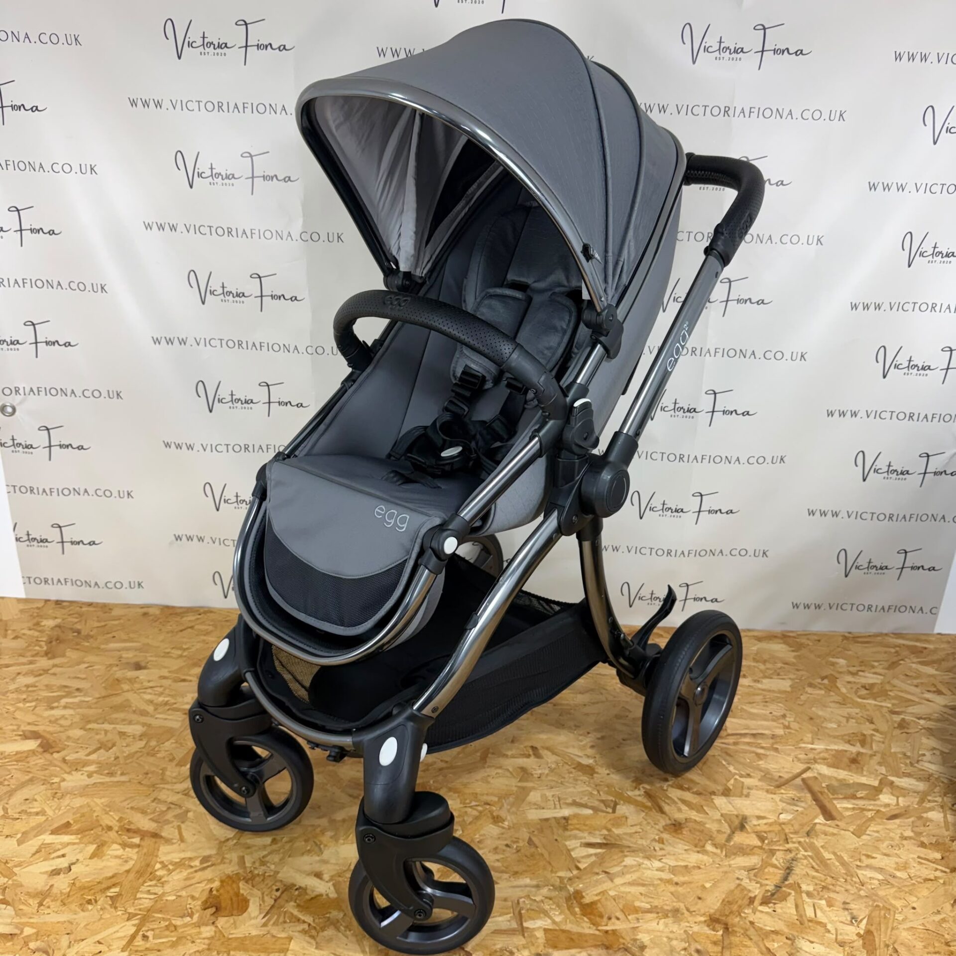 PRELOVED Egg 2 Carrycot & Pushchair with Cybex 360 Car Seat & Isofix - Jurassic Grey - Image 7