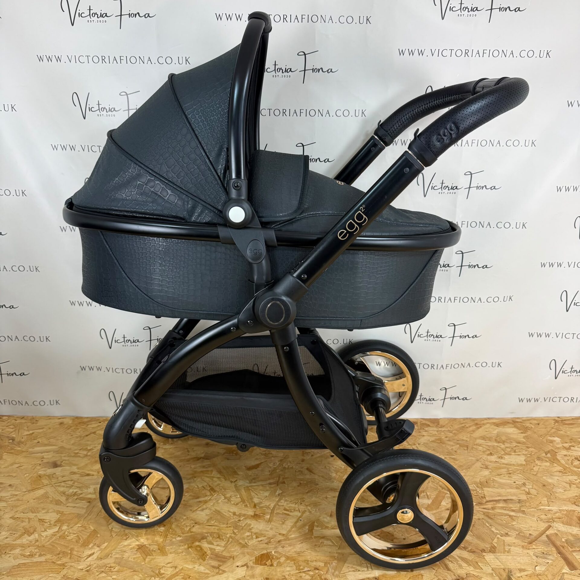 PRELOVED Egg2 Carrycot & Pushchair - Jurassic Black with Gold π€ - Image 2