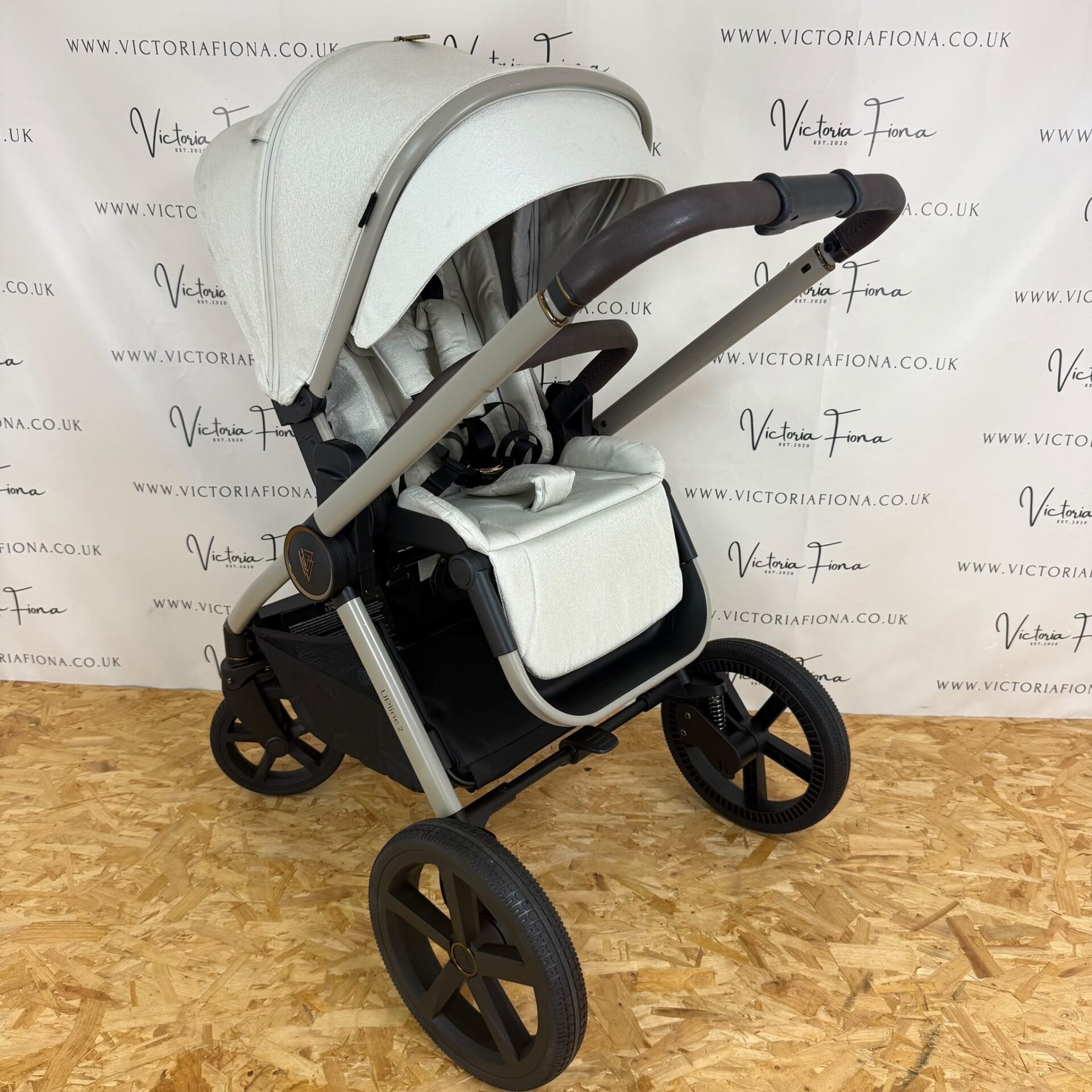 PRELOVED Venicci Tinum Upline 2 Carrycot & Pushchair - Stone - Image 8