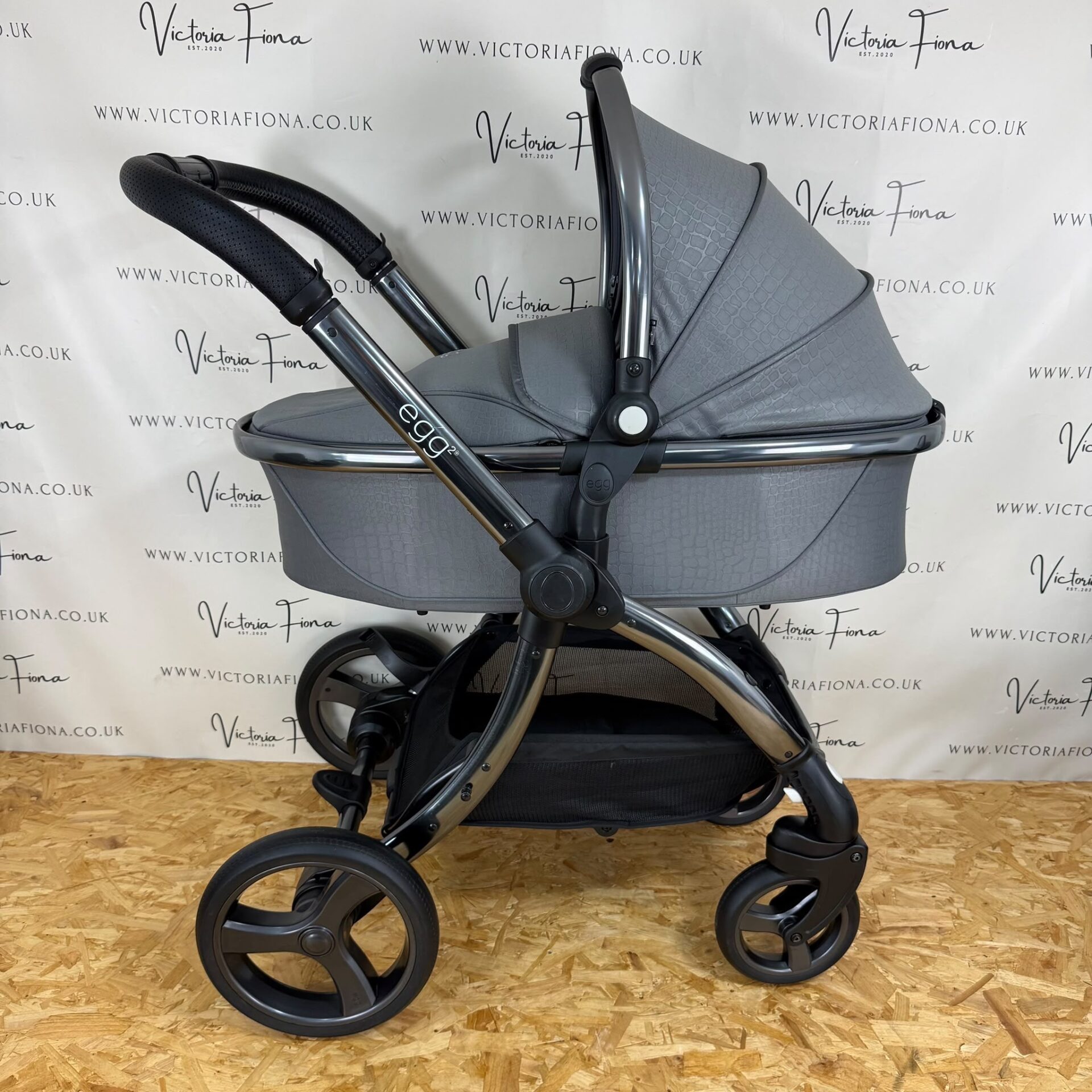 PRELOVED Egg 2 Carrycot & Pushchair with Cybex 360 Car Seat & Isofix - Jurassic Grey - Image 3