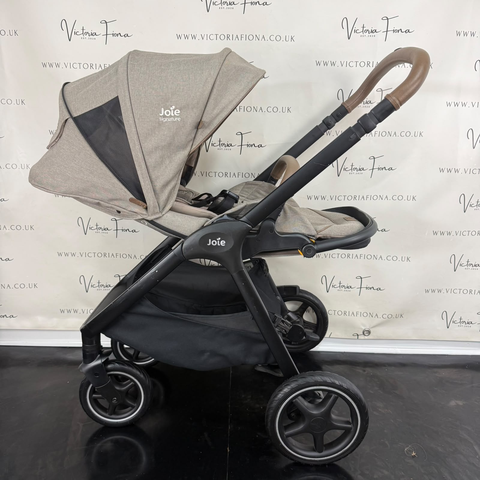 PRELOVED Joie Finiti Carrycot & Pushchair with Lie Flat Car Seat & 360 Spin Isofix - Maple - Image 6