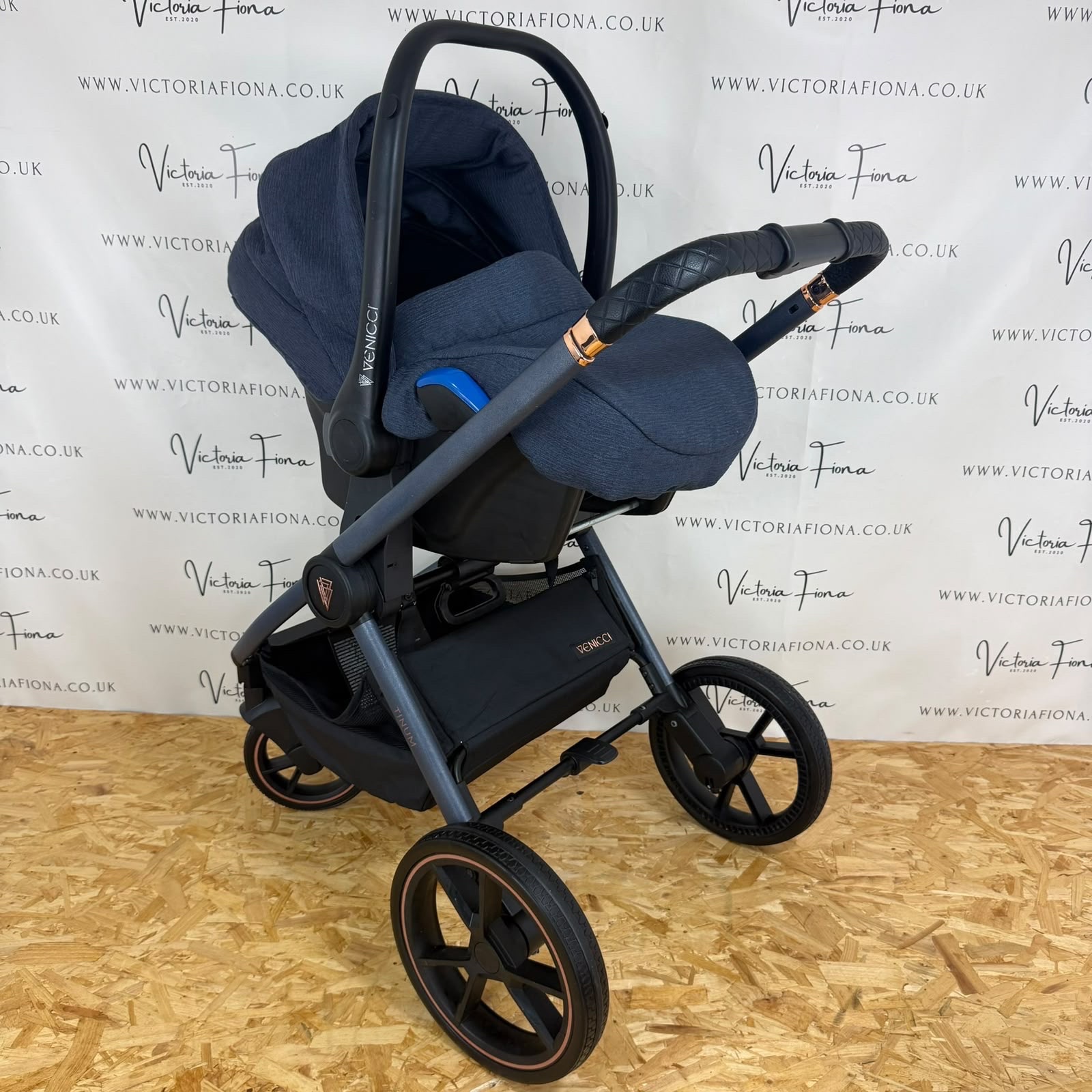 PRELOVED Venicci Tinum Carrycot & Pushchair with Car Seat & Isofix – Stylish Blue - Image 10