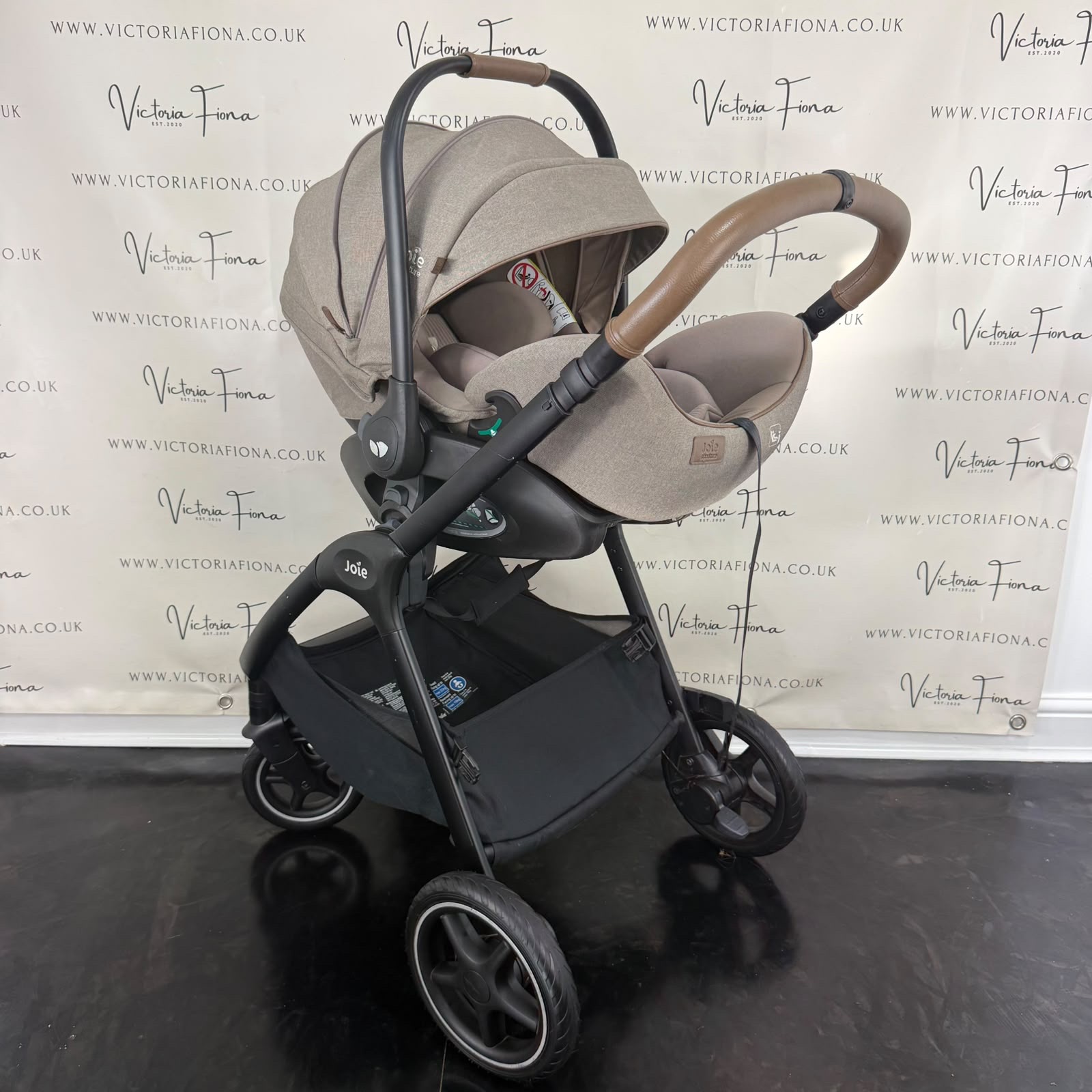 PRELOVED Joie Finiti Carrycot & Pushchair with Lie Flat Car Seat & 360 Spin Isofix - Maple - Image 9