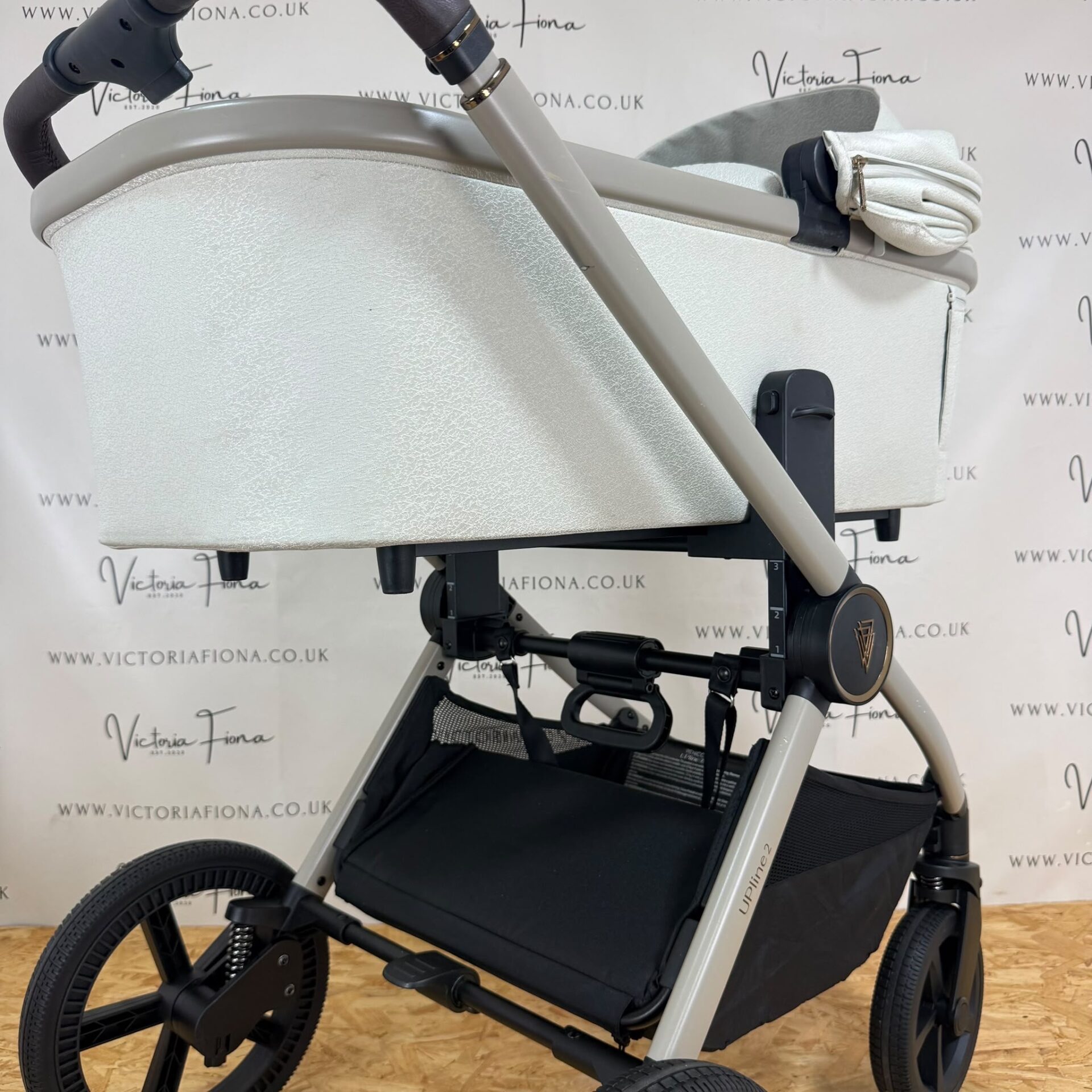 PRELOVED Venicci Tinum Upline 2 Carrycot & Pushchair - Stone - Image 4