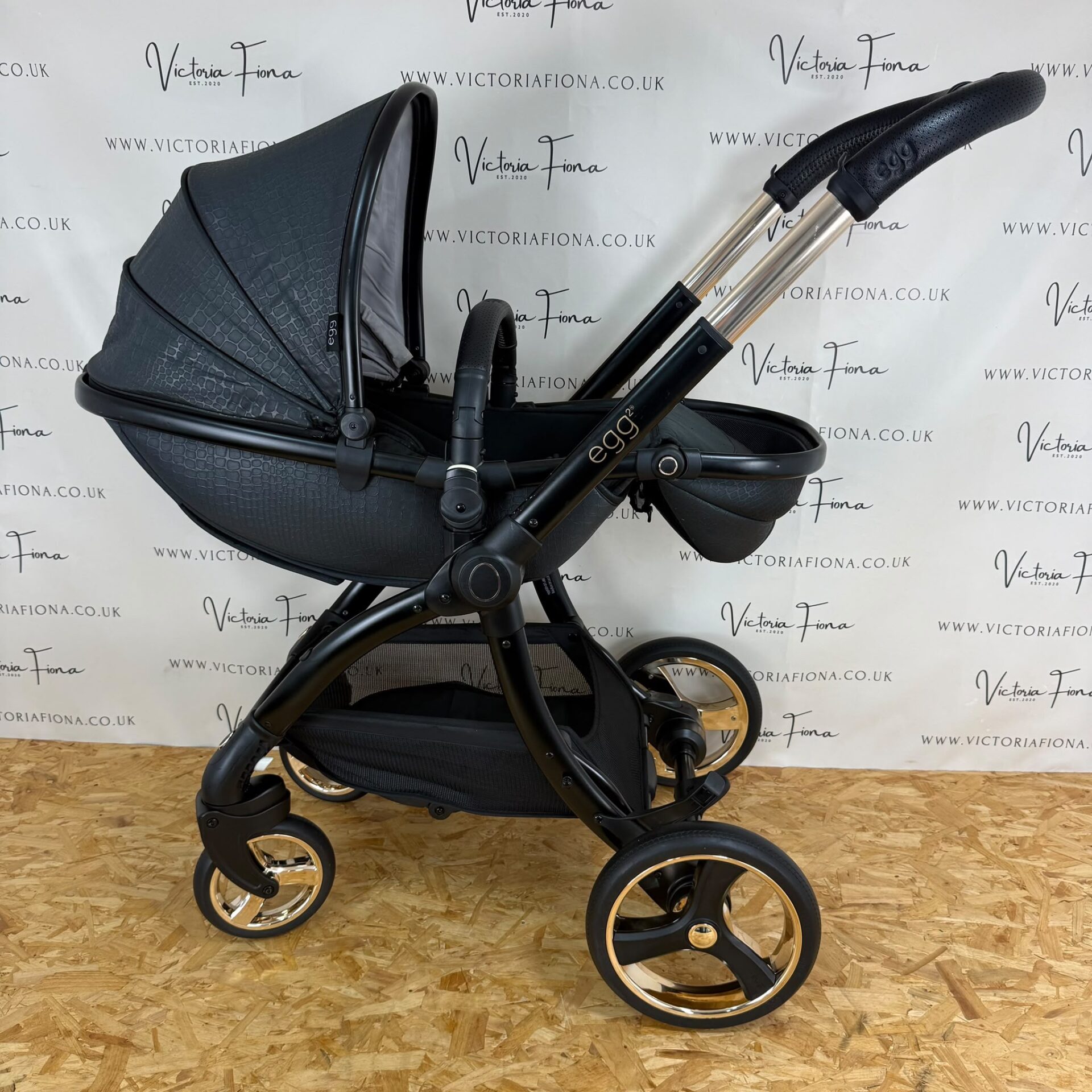 PRELOVED Egg2 Carrycot & Pushchair - Jurassic Black with Gold π€ - Image 6