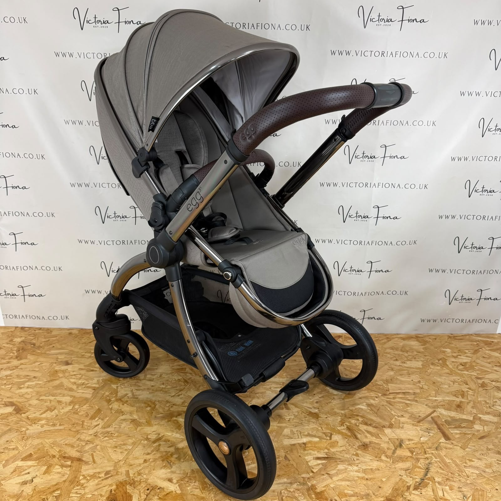 PRELOVED Egg 3 Pushchair & Carrycot with Car Seat & Isofix – Jurassic Mink - Image 5
