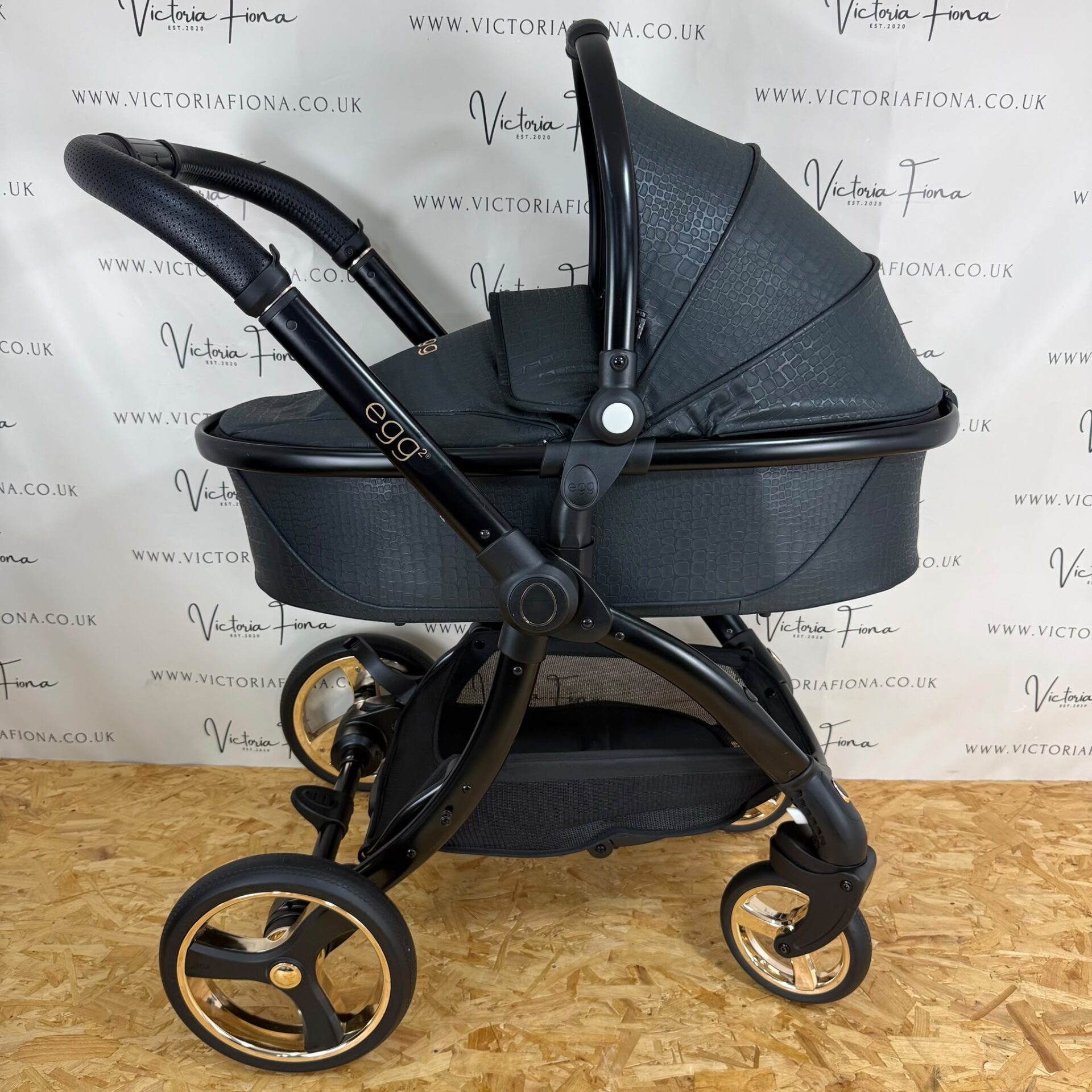 PRELOVED Egg2 Carrycot & Pushchair - Jurassic Black with Gold π€ - Image 4