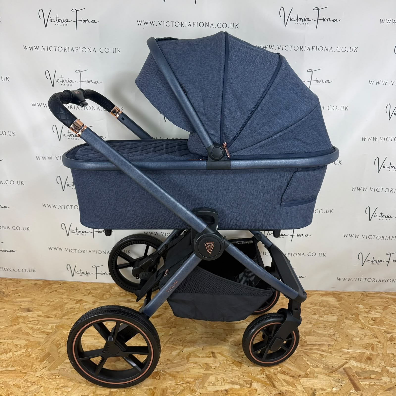 PRELOVED Venicci Tinum Carrycot & Pushchair with Car Seat & Isofix – Stylish Blue - Image 4