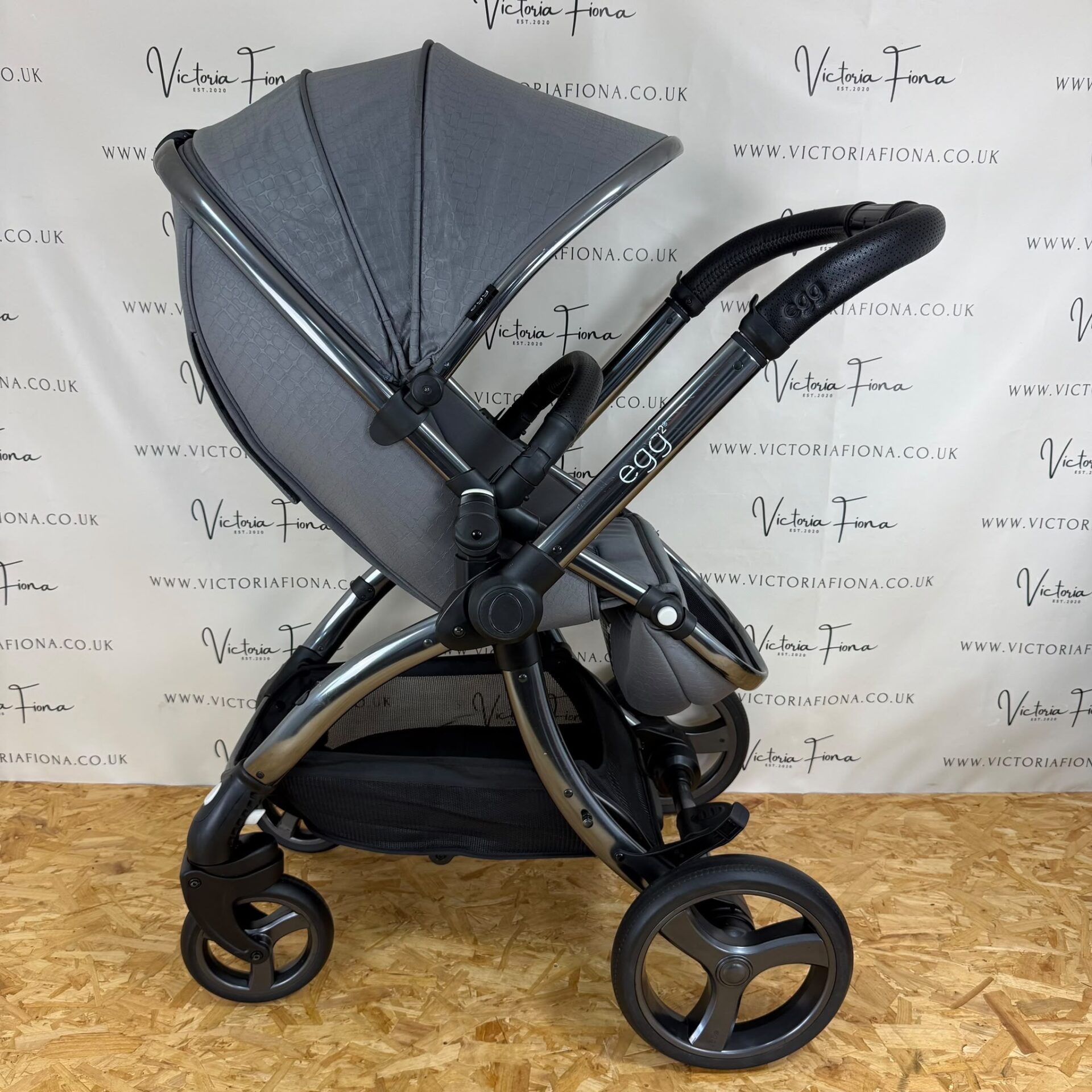 PRELOVED Egg 2 Carrycot & Pushchair with Cybex 360 Car Seat & Isofix - Jurassic Grey - Image 6