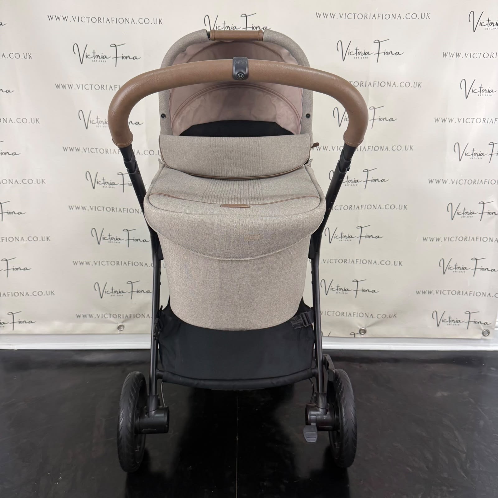 PRELOVED Joie Finiti Carrycot & Pushchair with Lie Flat Car Seat & 360 Spin Isofix - Maple - Image 3